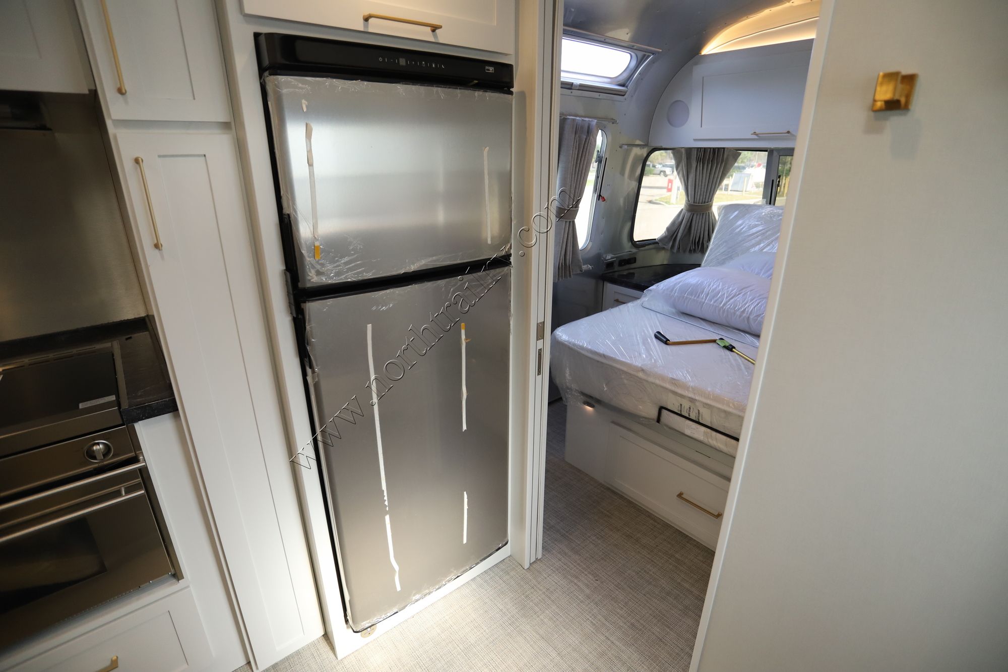 New 2022 Airstream Classic 33 FB Travel Trailer  For Sale