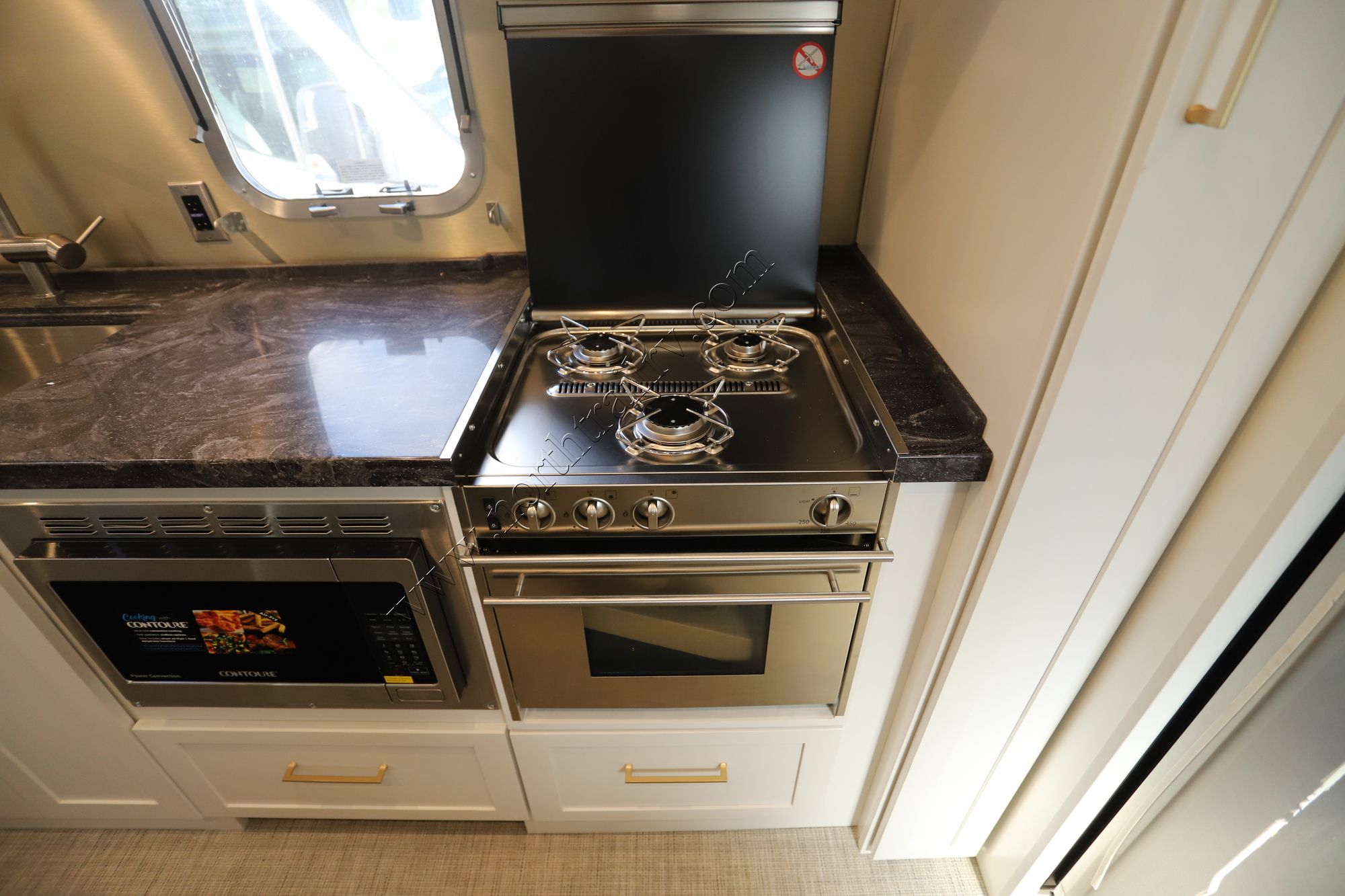 New 2022 Airstream Classic 33 FB Travel Trailer  For Sale