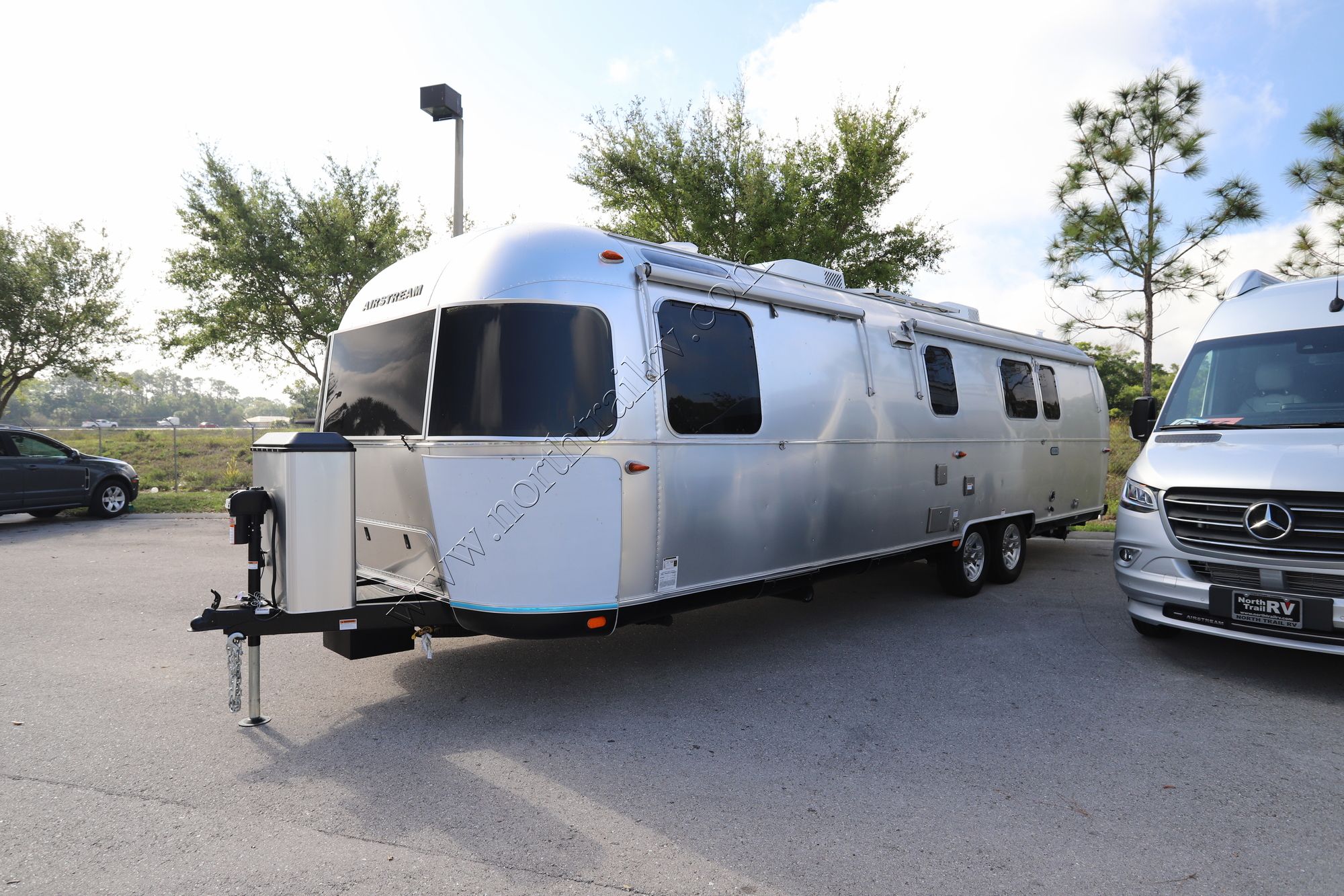 New 2022 Airstream Classic 33 FB Travel Trailer  For Sale