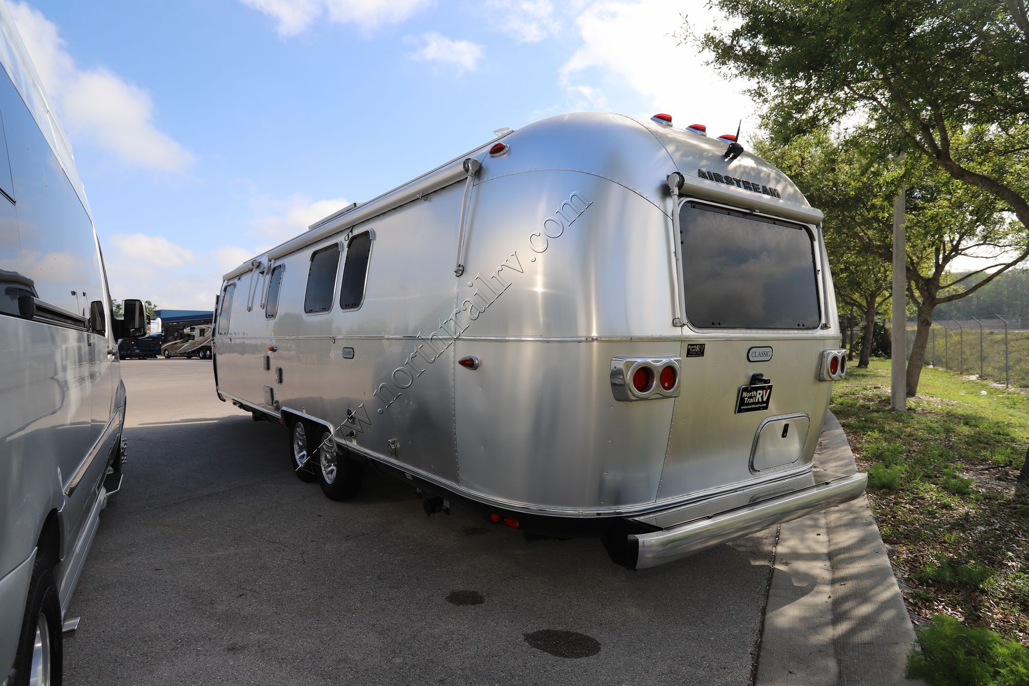 New 2022 Airstream Classic 33 FB Travel Trailer  For Sale