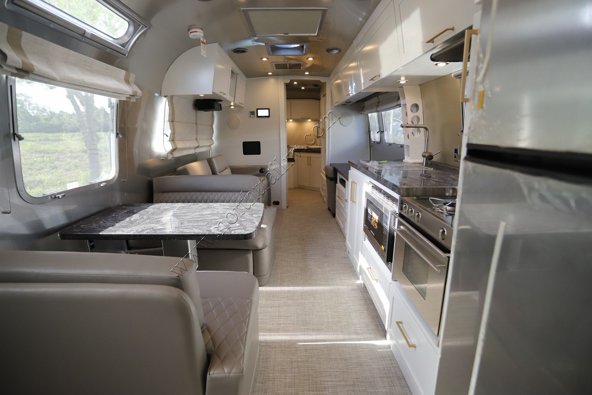 New 2022 Airstream Classic 33 FB Travel Trailer  For Sale