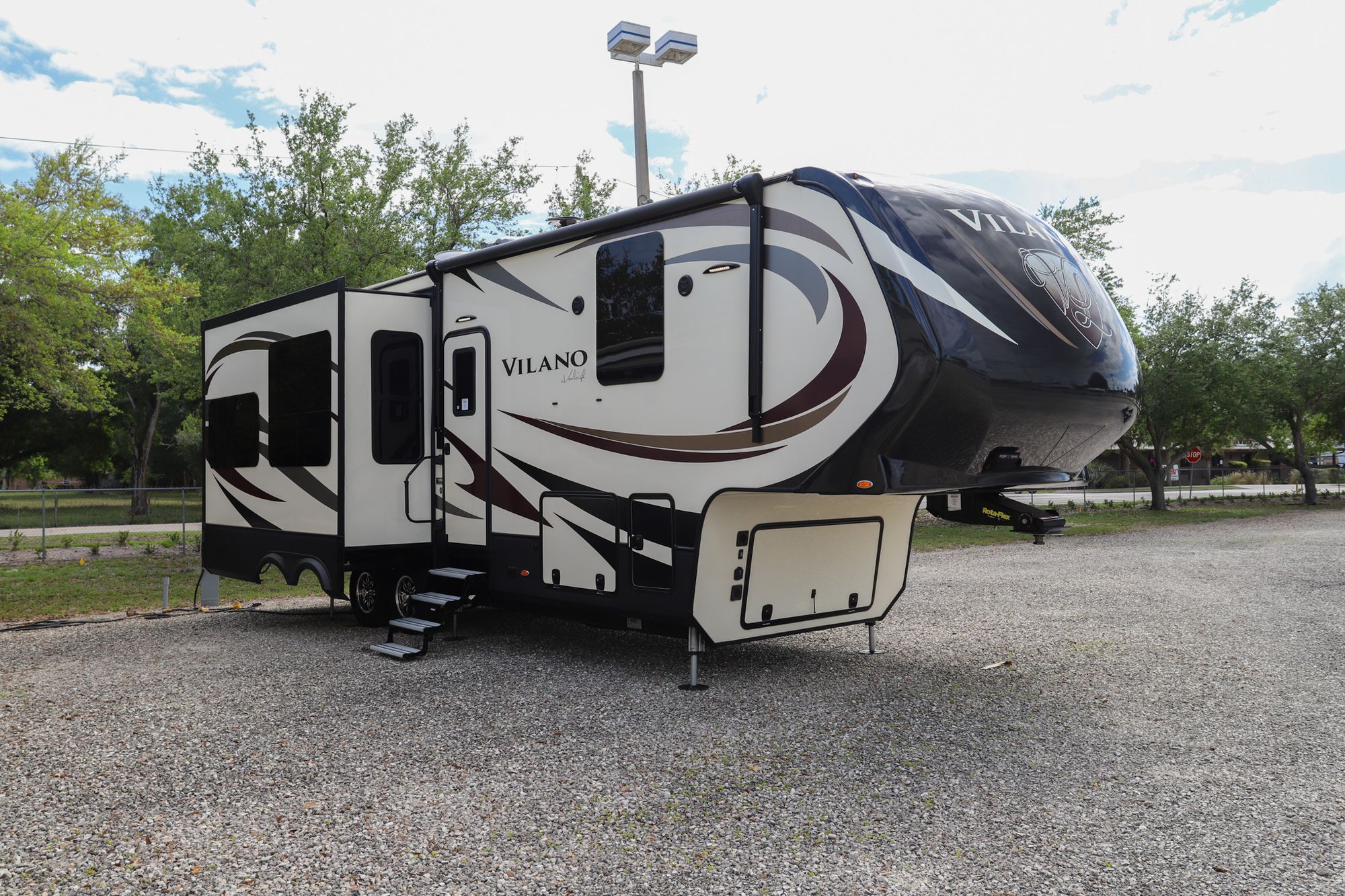 Used 2017 Vanleigh Vilano 325RL Fifth Wheel  For Sale