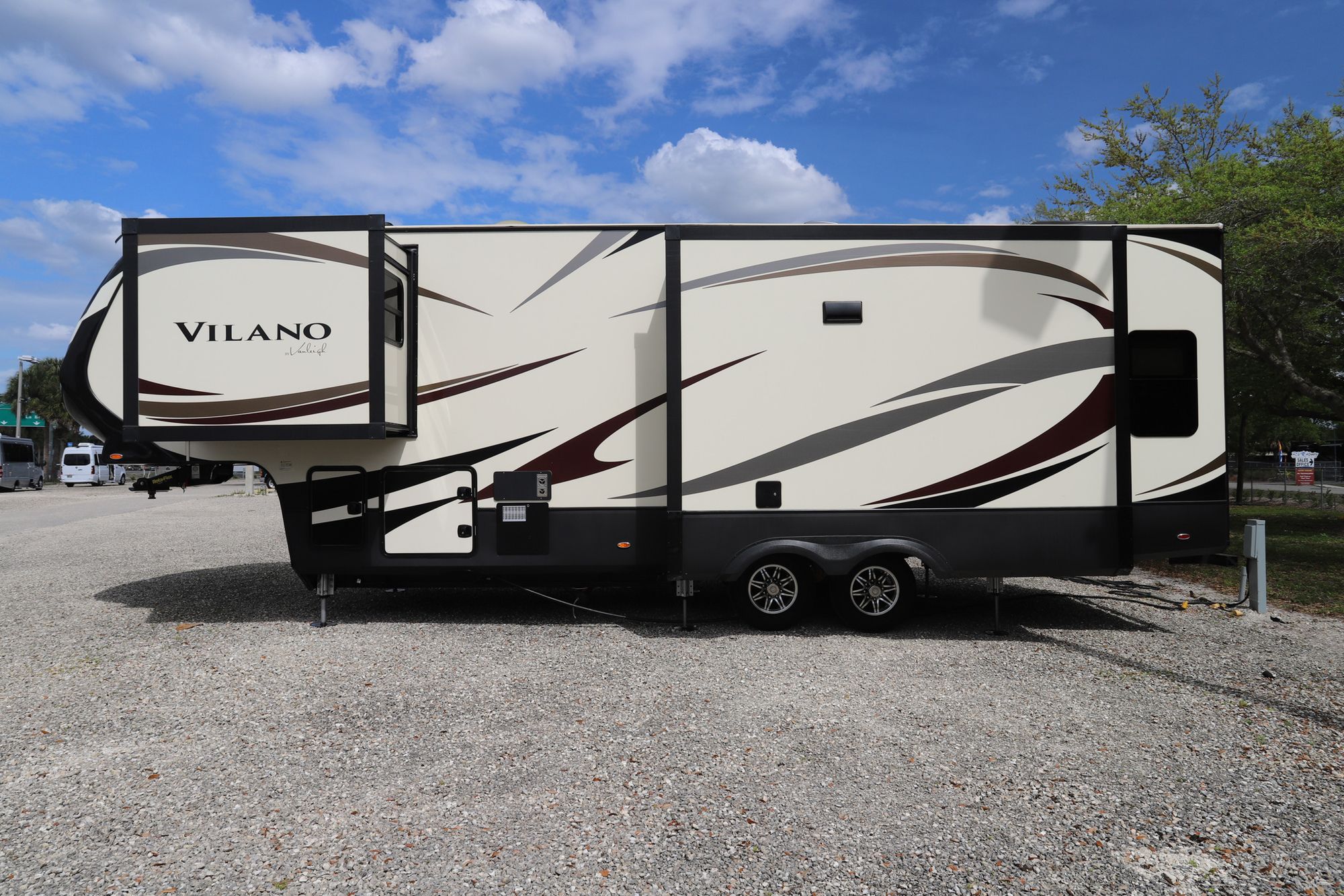 Used 2017 Vanleigh Vilano 325RL Fifth Wheel  For Sale