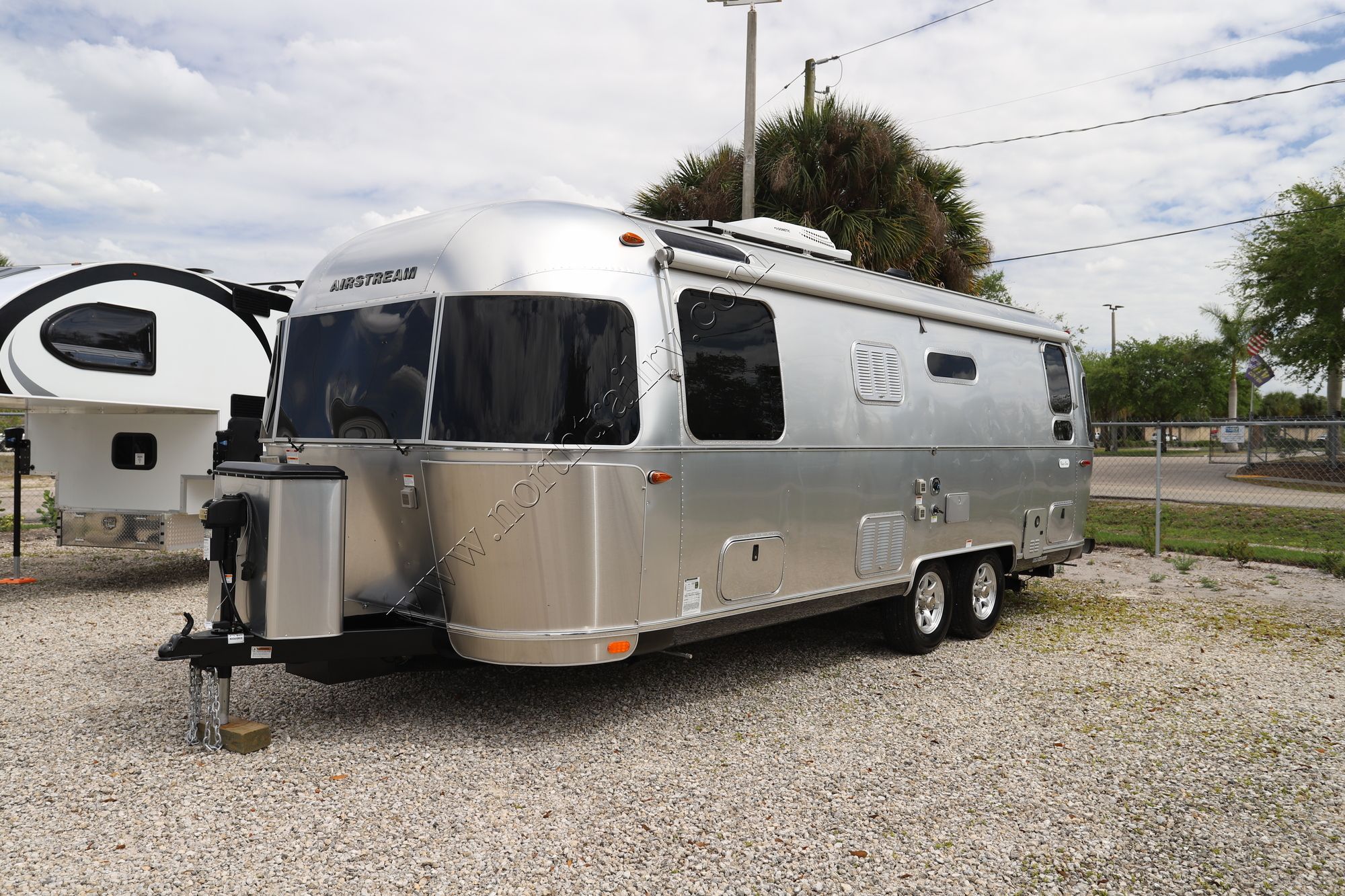 Used 2021 Airstream Flying Cloud 25RB Travel Trailer  For Sale