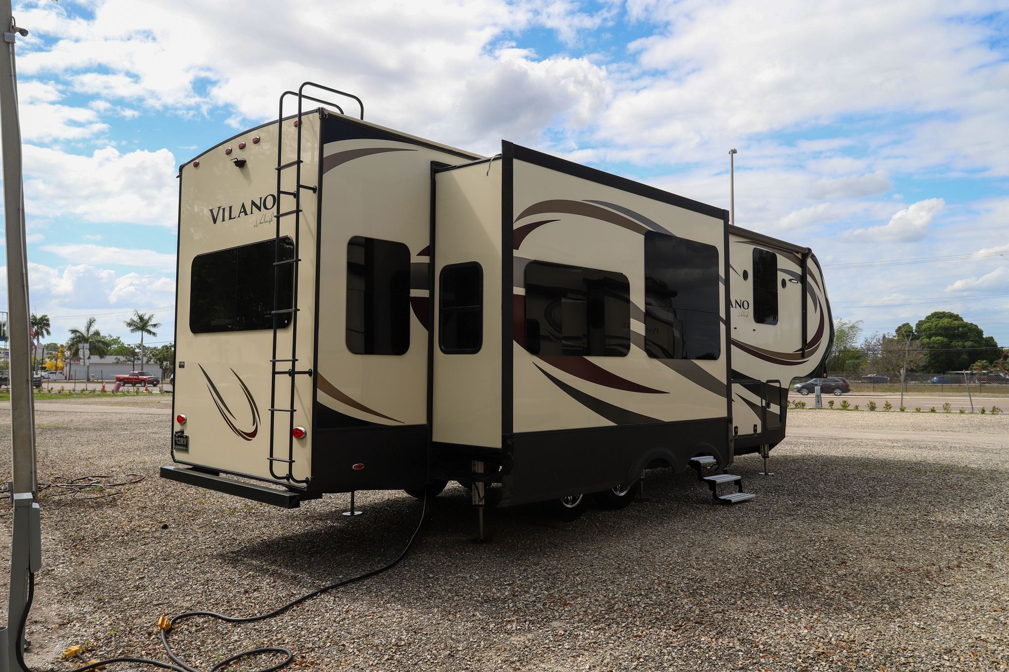 Used 2017 Vanleigh Vilano 325RL Fifth Wheel  For Sale