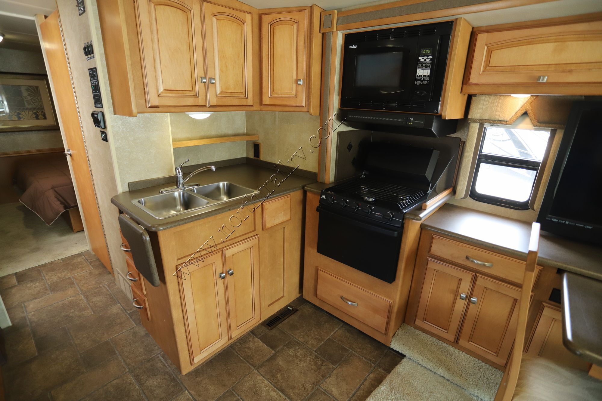 Used 2013 Winnebago Vista 30T Class A  For Sale