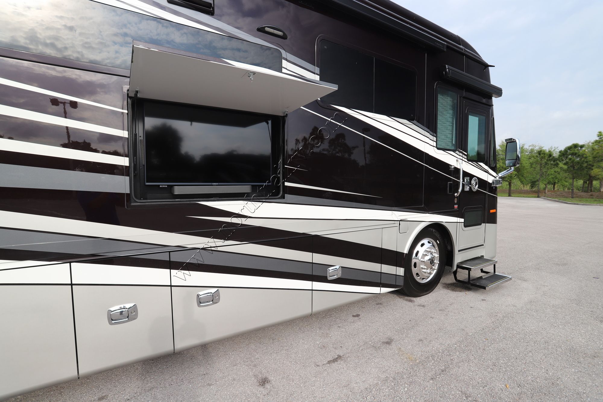 Used 2022 Tiffin Motor Homes Phaeton 36SH Class A  For Sale