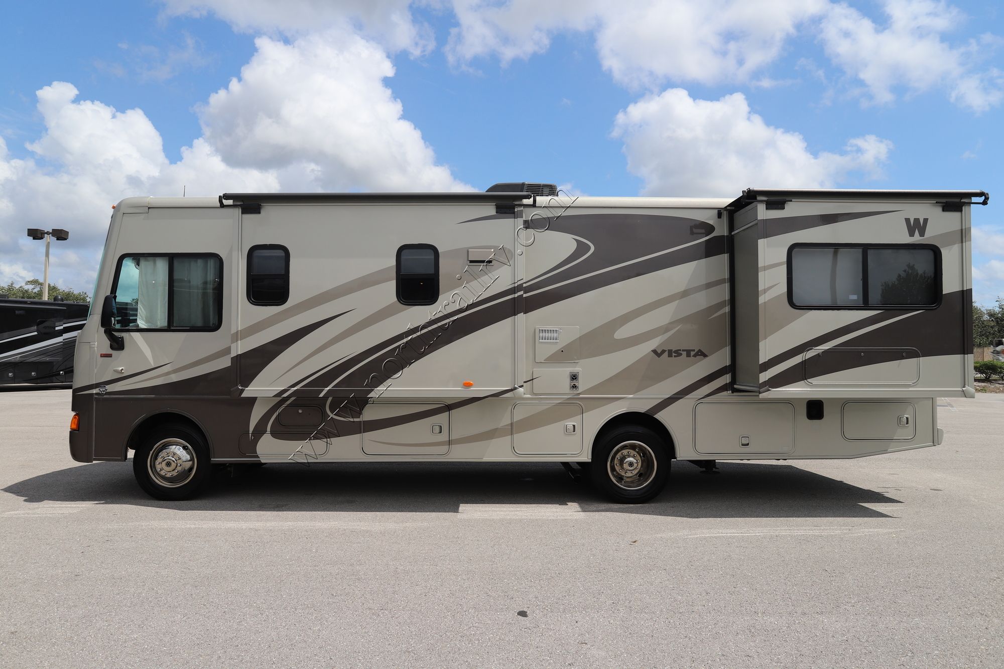 Used 2013 Winnebago Vista 30T Class A  For Sale