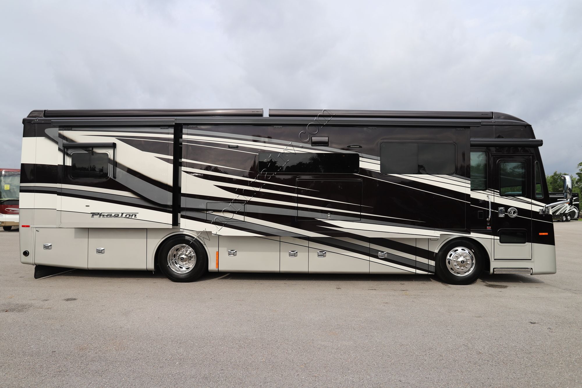 Used 2022 Tiffin Motor Homes Phaeton 36SH Class A  For Sale