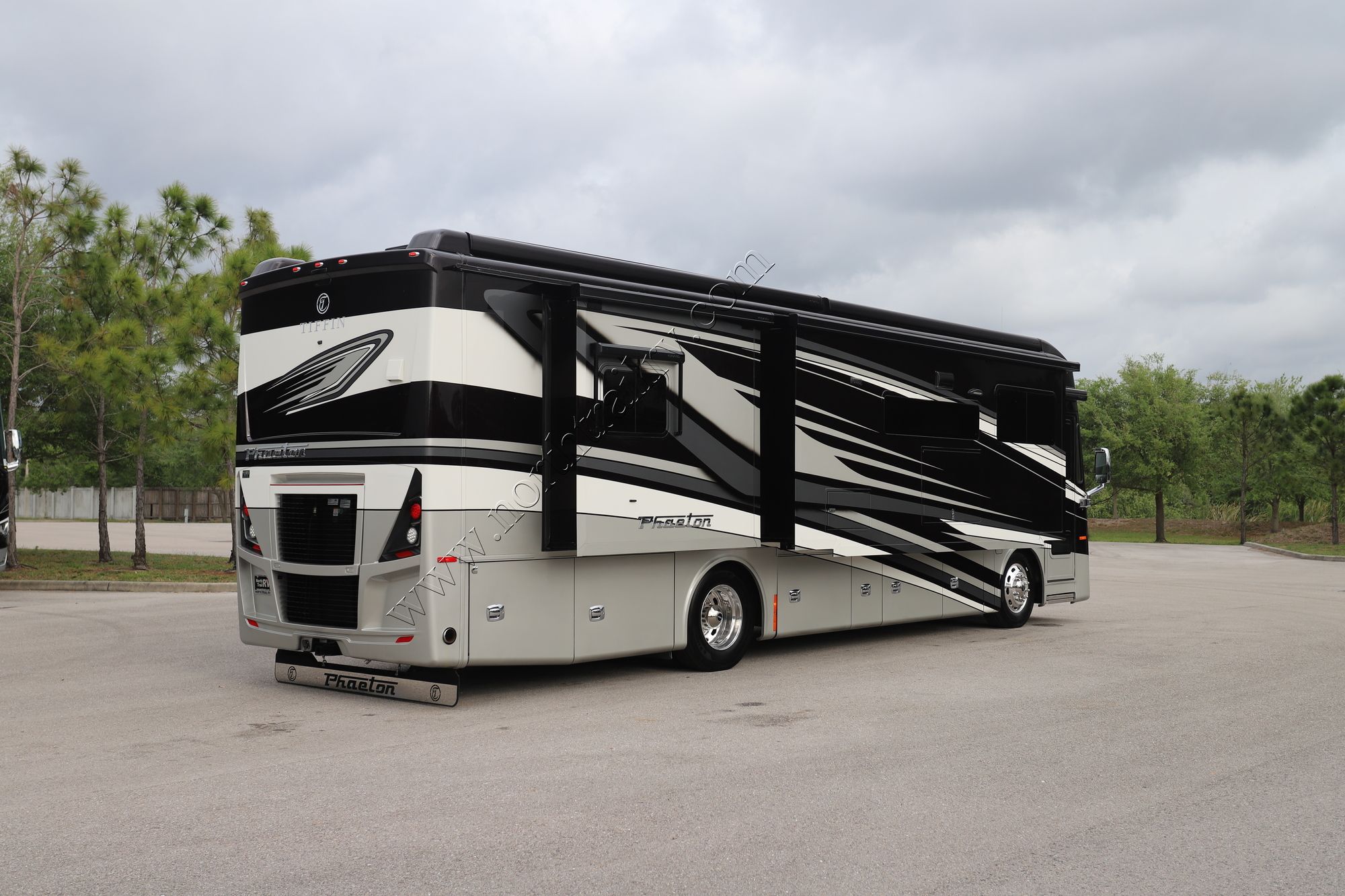 Used 2022 Tiffin Motor Homes Phaeton 36SH Class A  For Sale