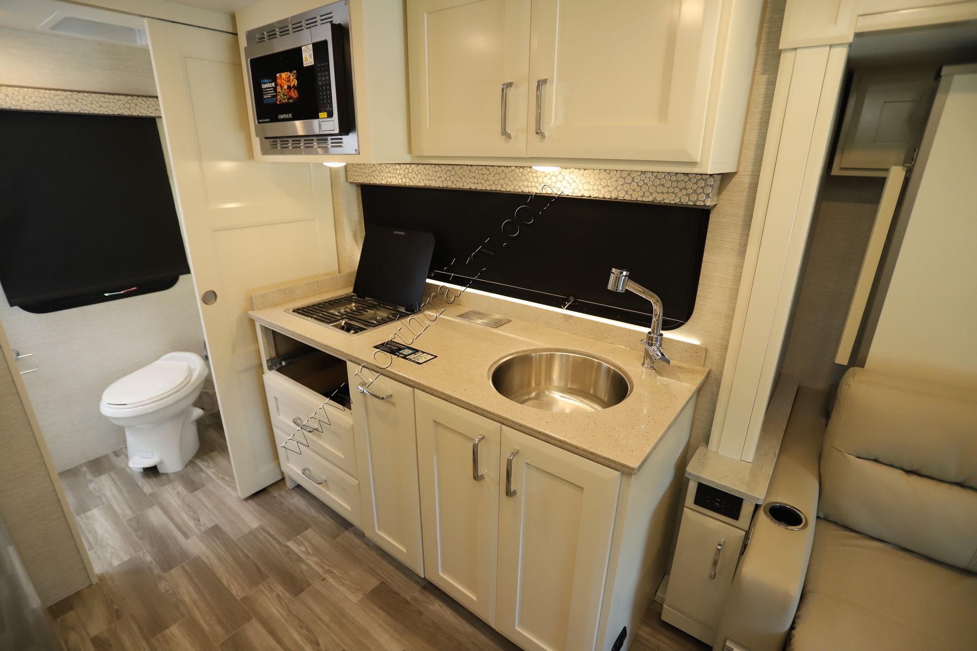 New 2022 Tiffin Motor Homes Wayfarer 25JW Class C  For Sale