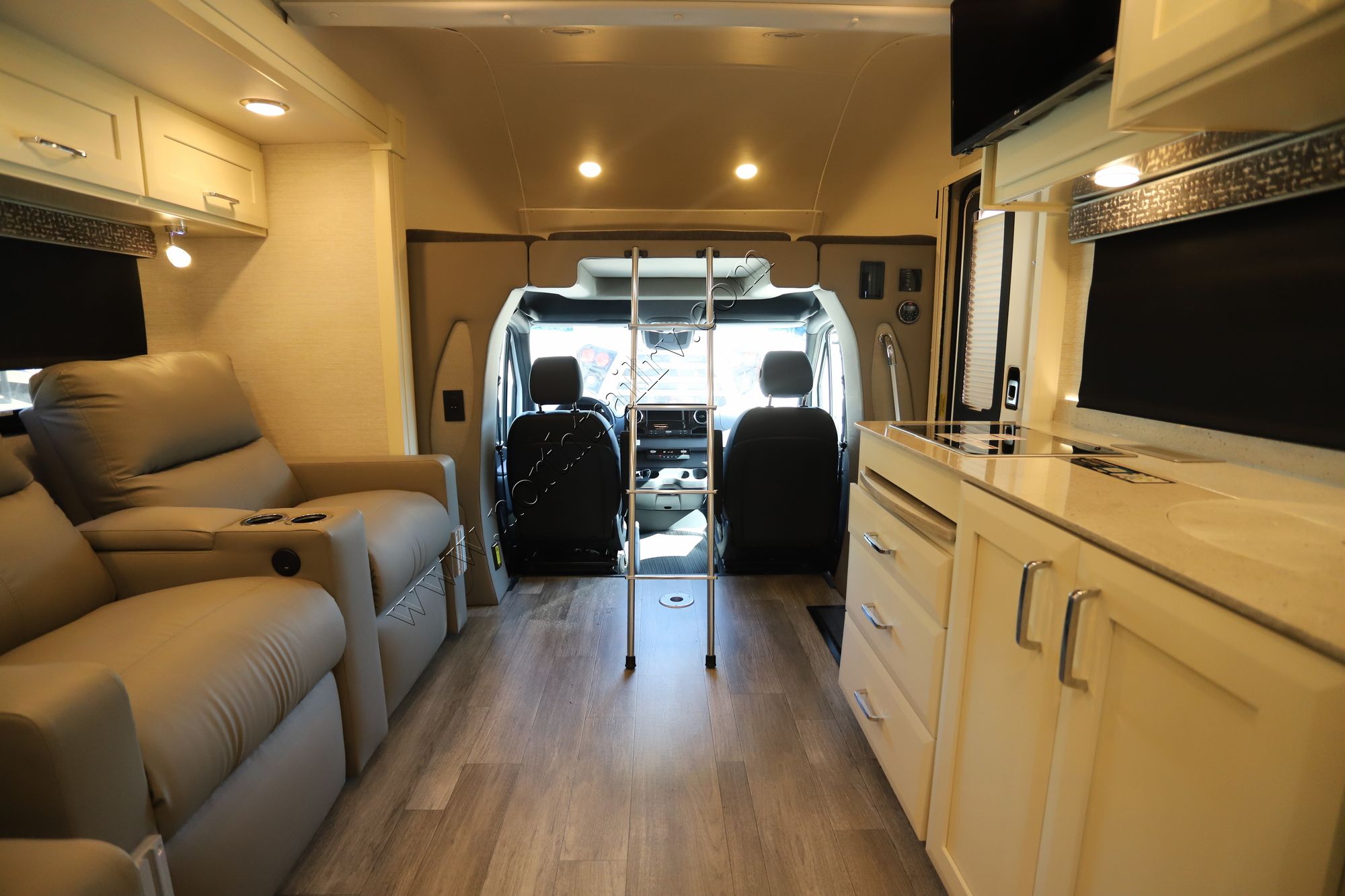 New 2022 Tiffin Motor Homes Wayfarer 25RW Class C  For Sale