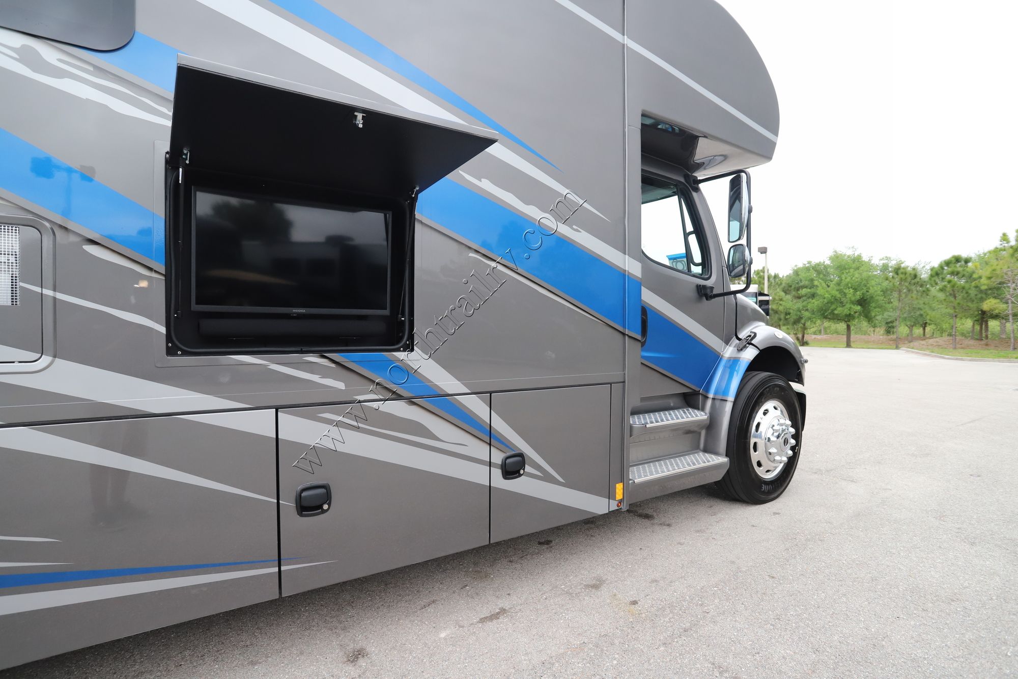 New 2022 Renegade Rv Valencia 35MB Super C  For Sale