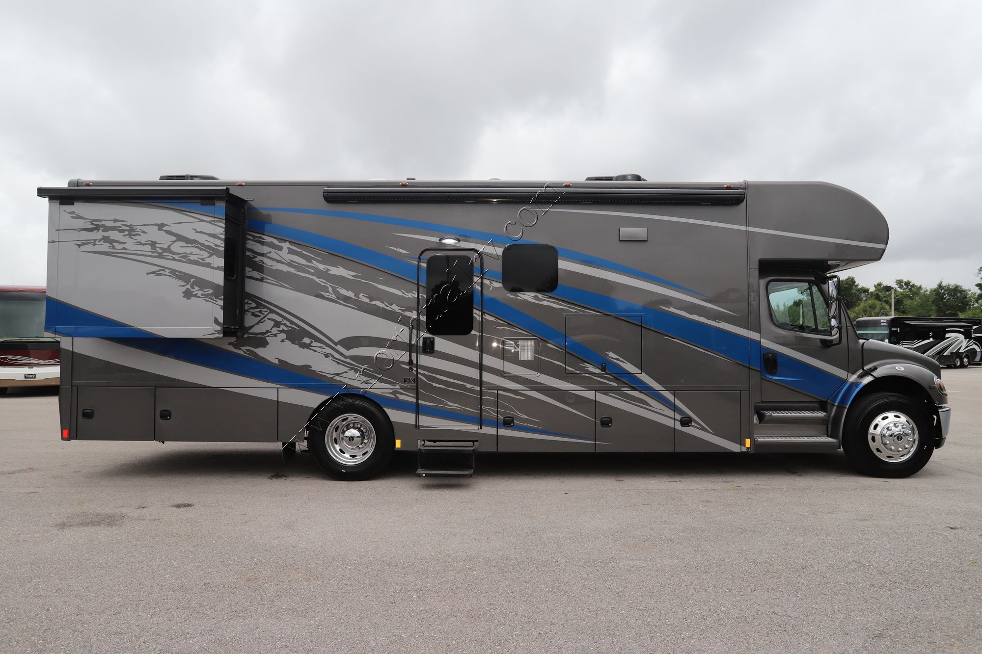 New 2022 Renegade Rv Valencia 35MB Super C  For Sale