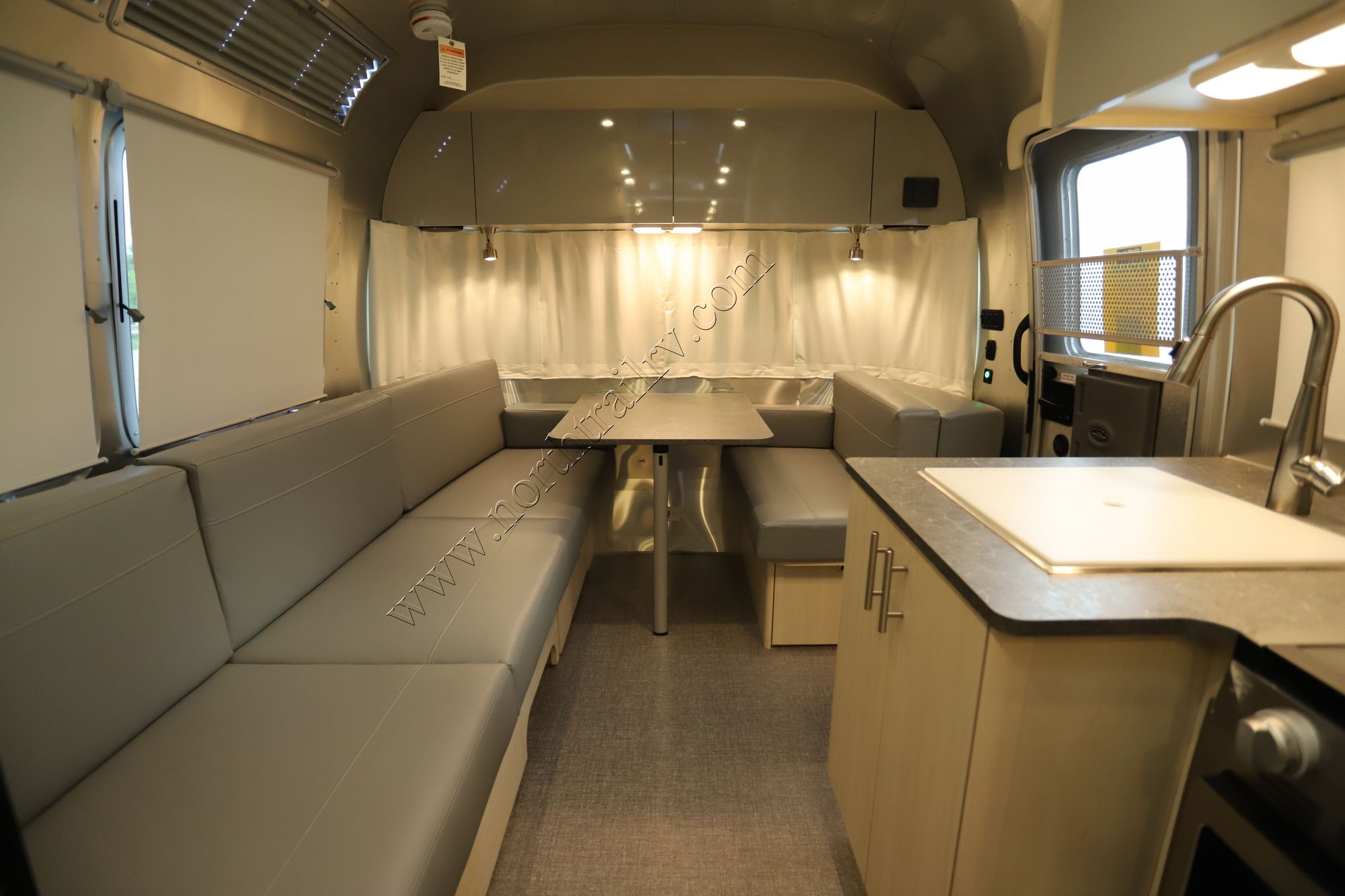 New 2022 Airstream Flying Cloud 23CBB Travel Trailer  For Sale