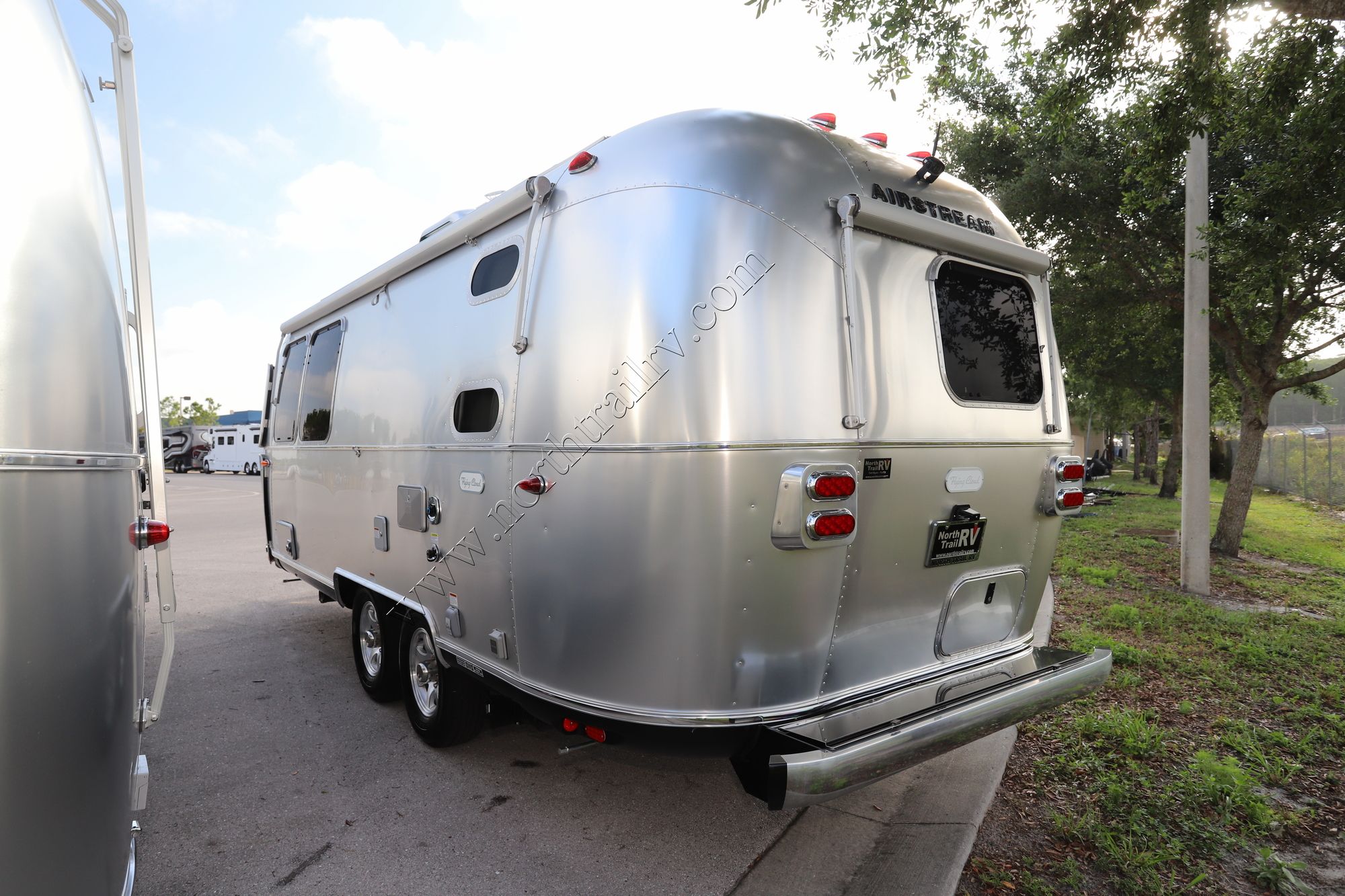 New 2022 Airstream Flying Cloud 23CBB Travel Trailer  For Sale