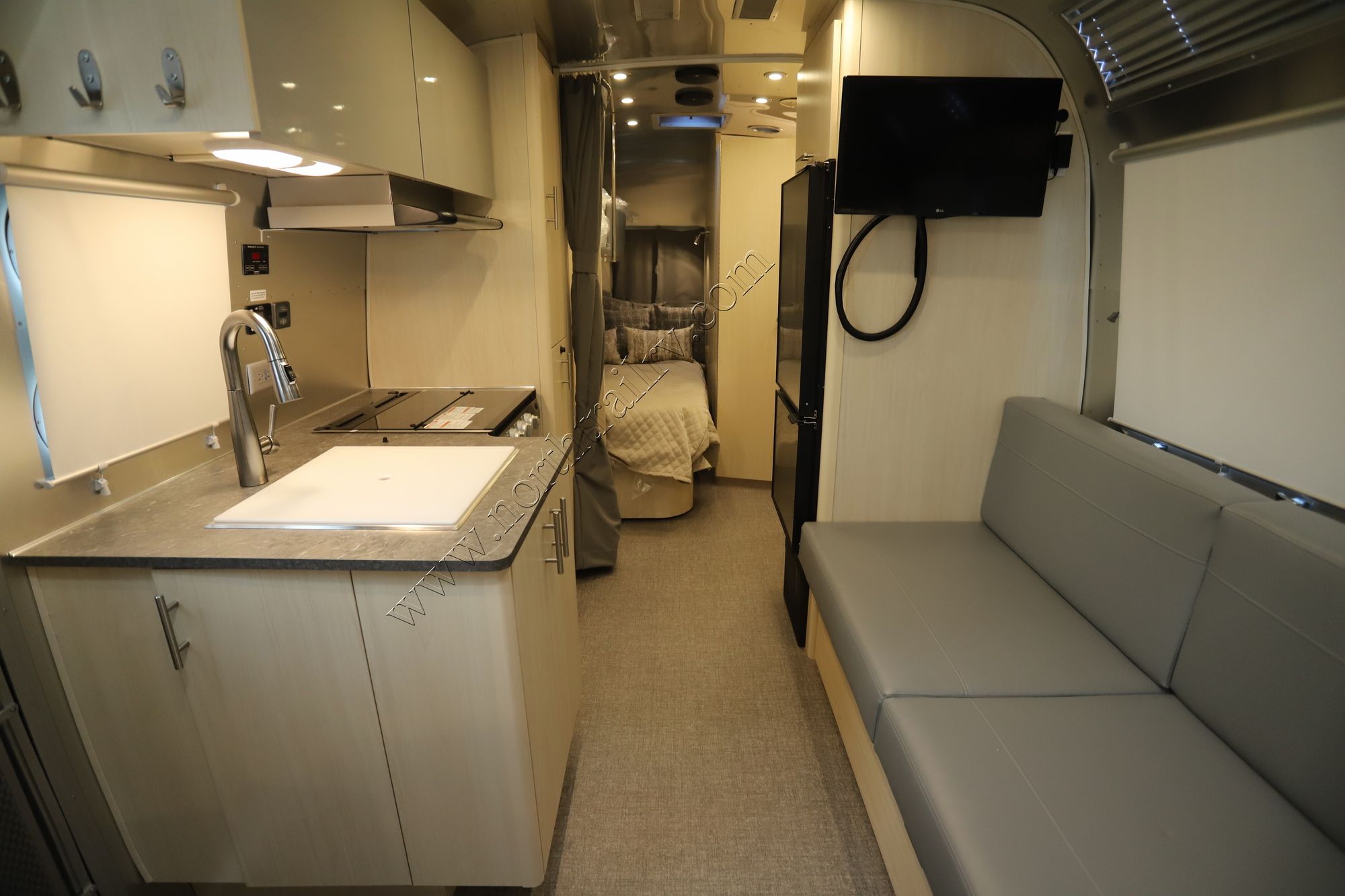 New 2022 Airstream Flying Cloud 23CBB Travel Trailer  For Sale