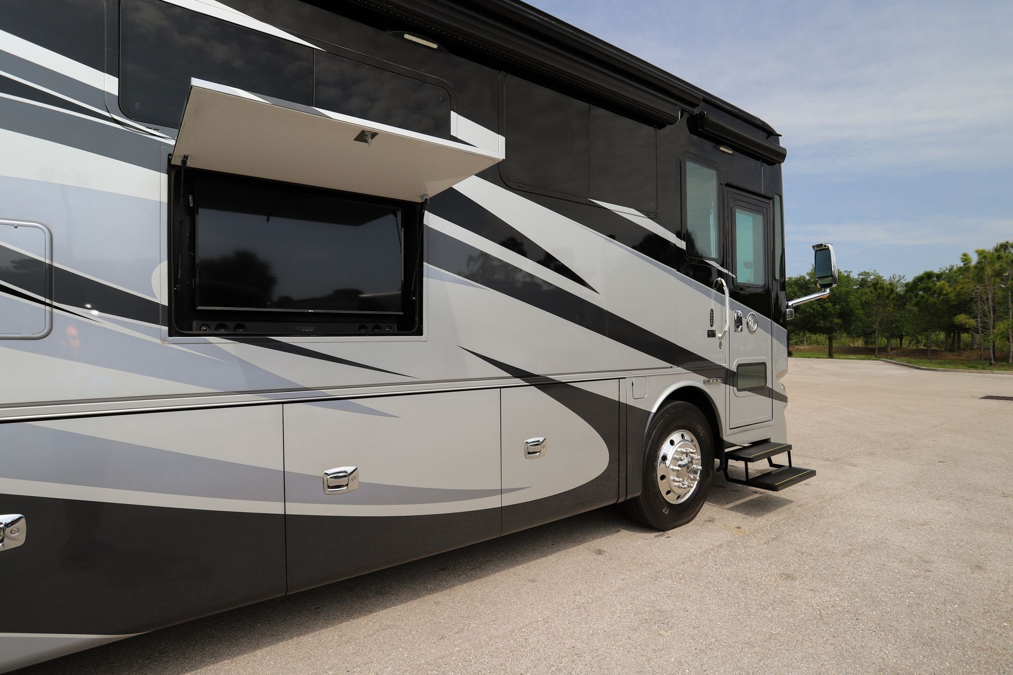 Used 2018 Tiffin Motor Homes Phaeton 40IH Class A  For Sale