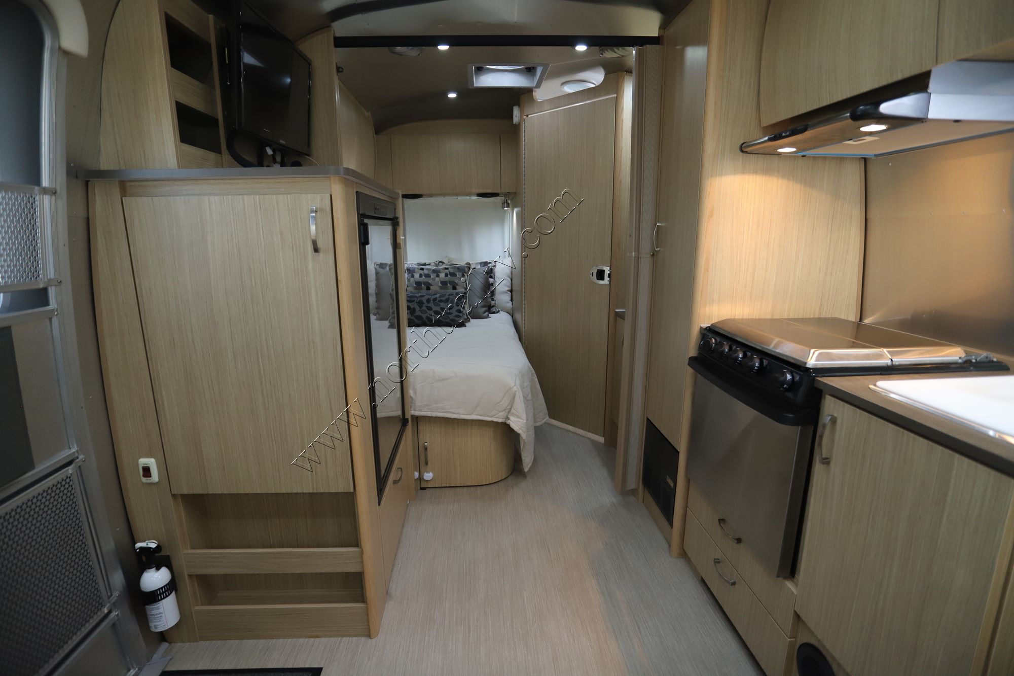 Used 2017 Airstream Flying Cloud 19CNB Travel Trailer  For Sale