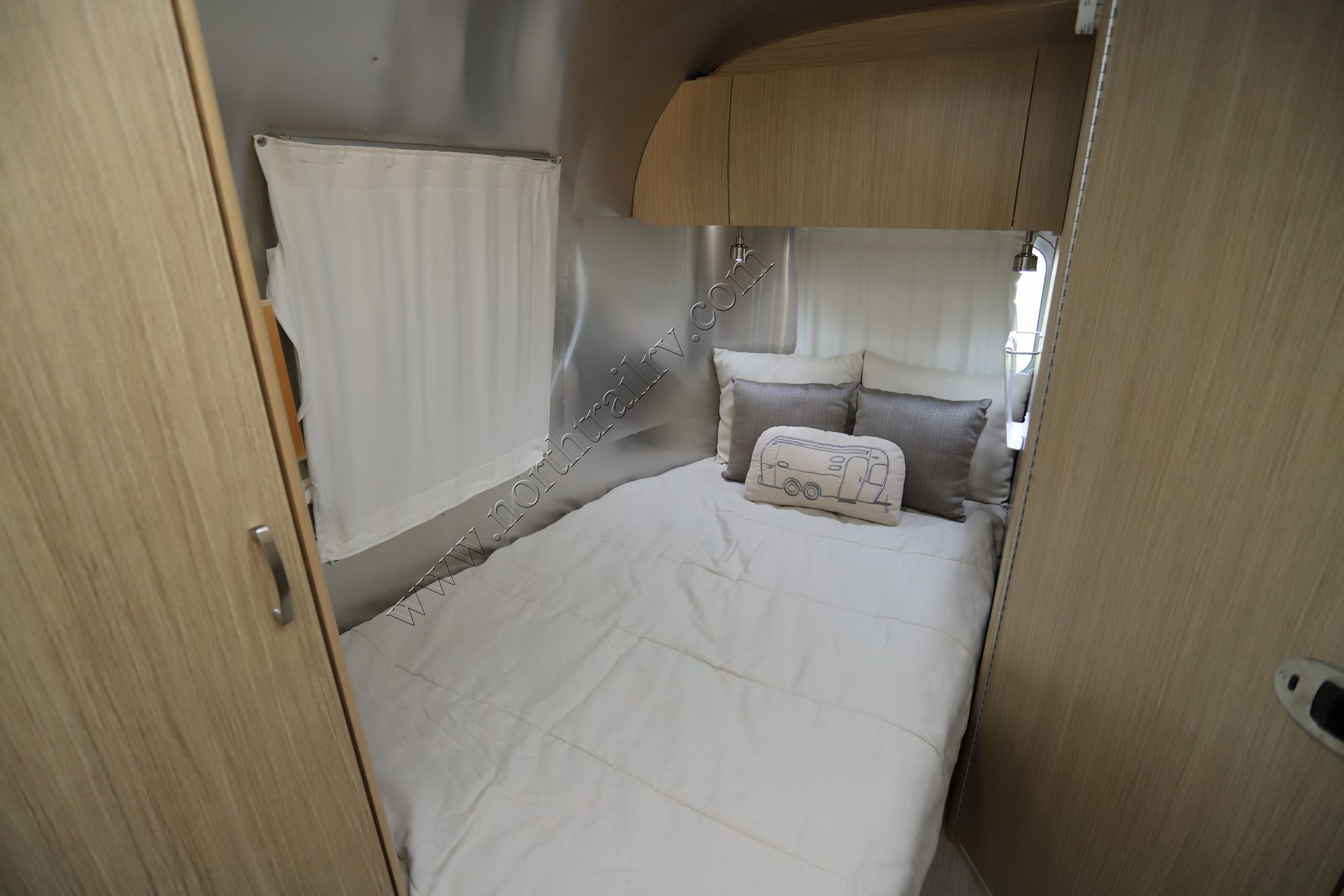 Used 2017 Airstream Flying Cloud 23D Travel Trailer  For Sale