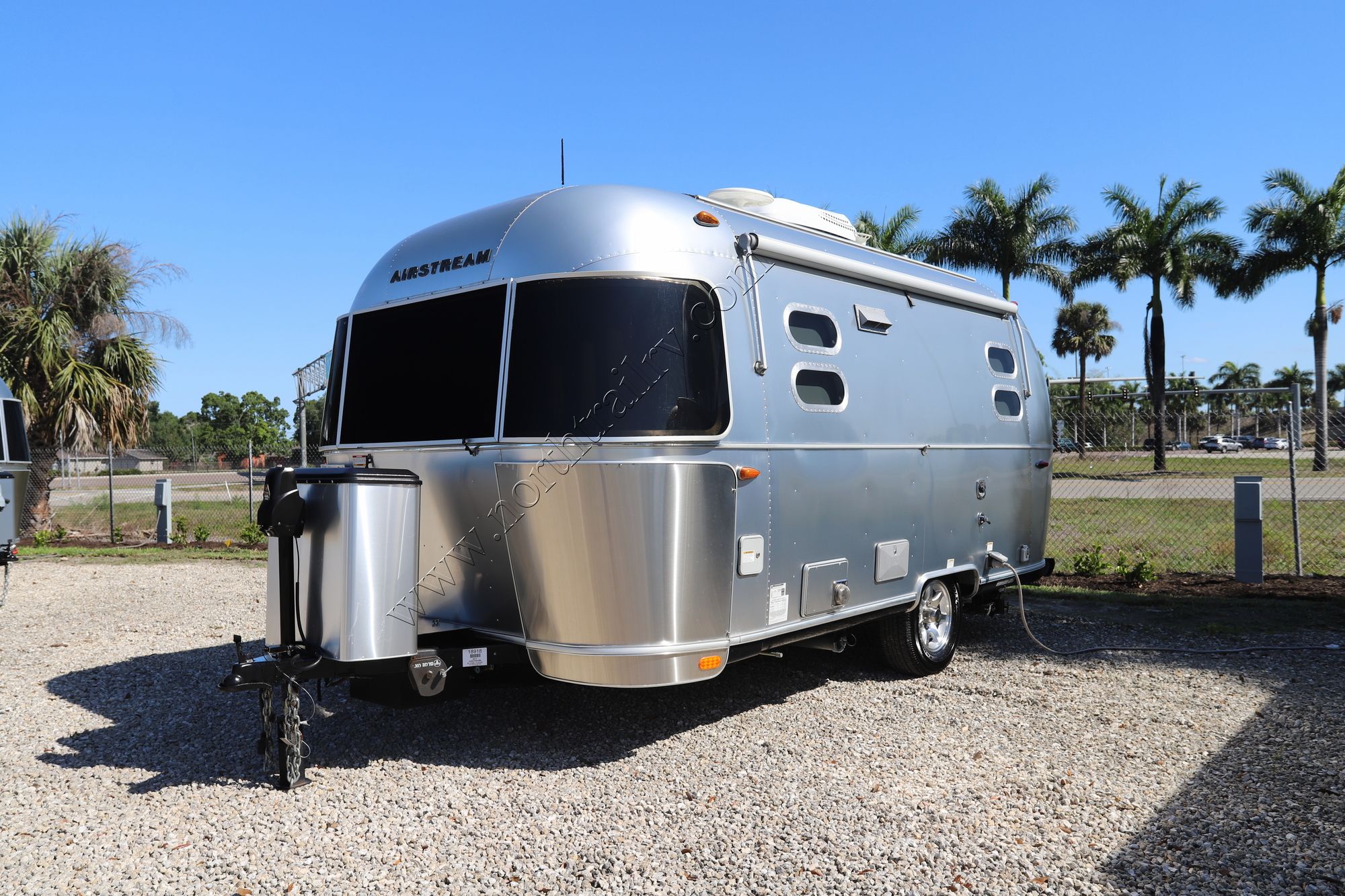 Used 2017 Airstream Flying Cloud 19CNB Travel Trailer  For Sale