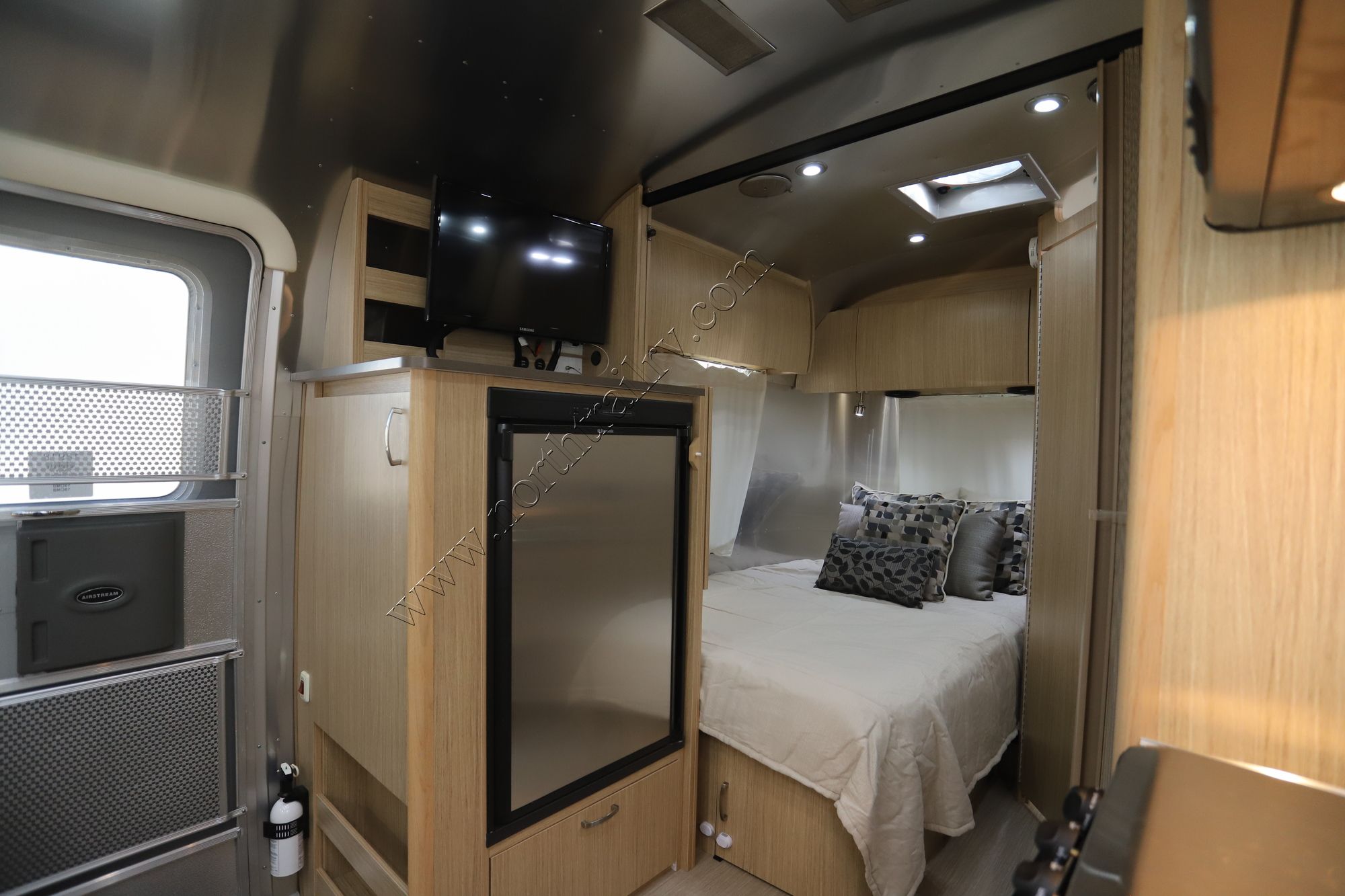 Used 2017 Airstream Flying Cloud 19CNB Travel Trailer  For Sale