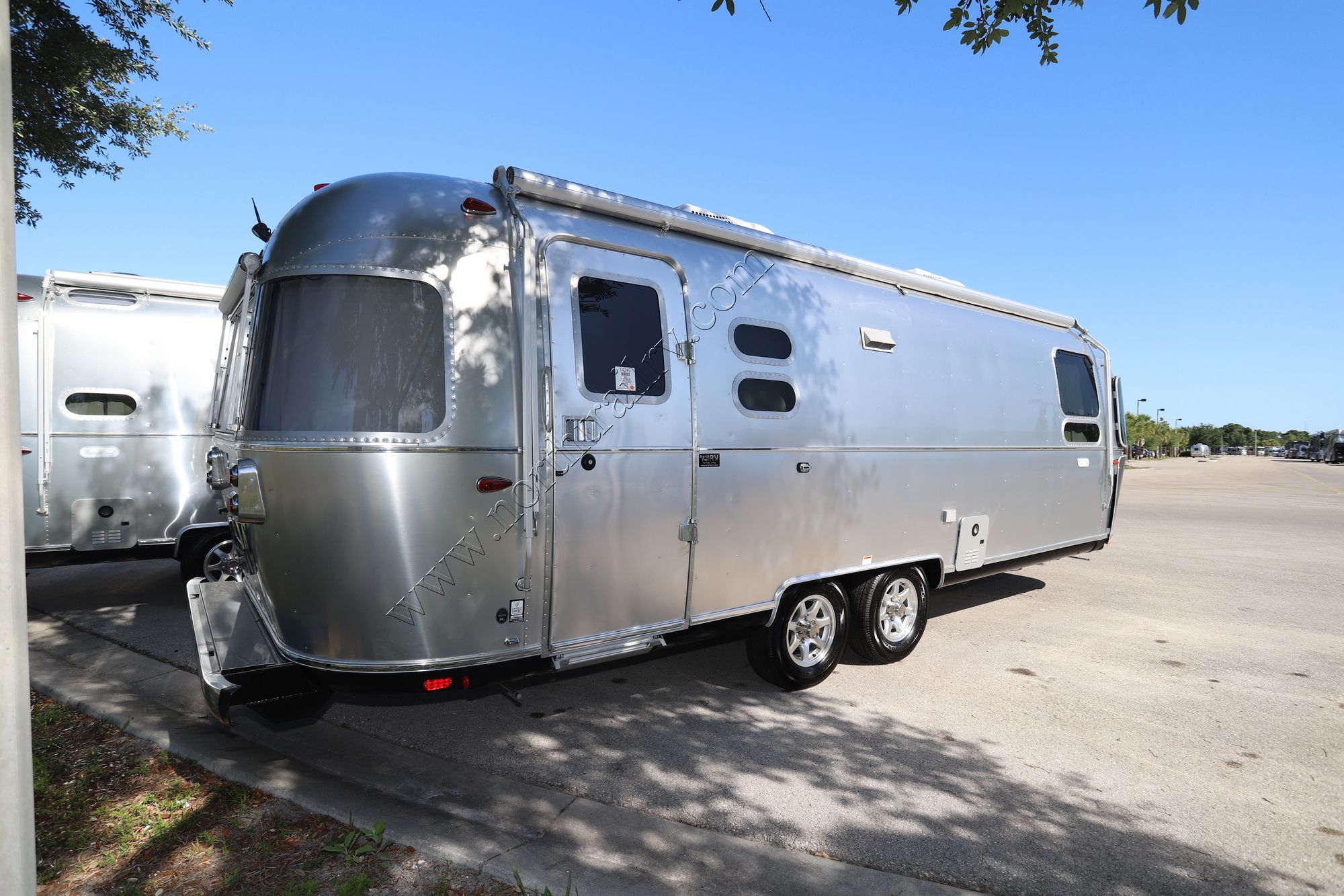 New 2022 Airstream Flying Cloud 27FB Travel Trailer  For Sale