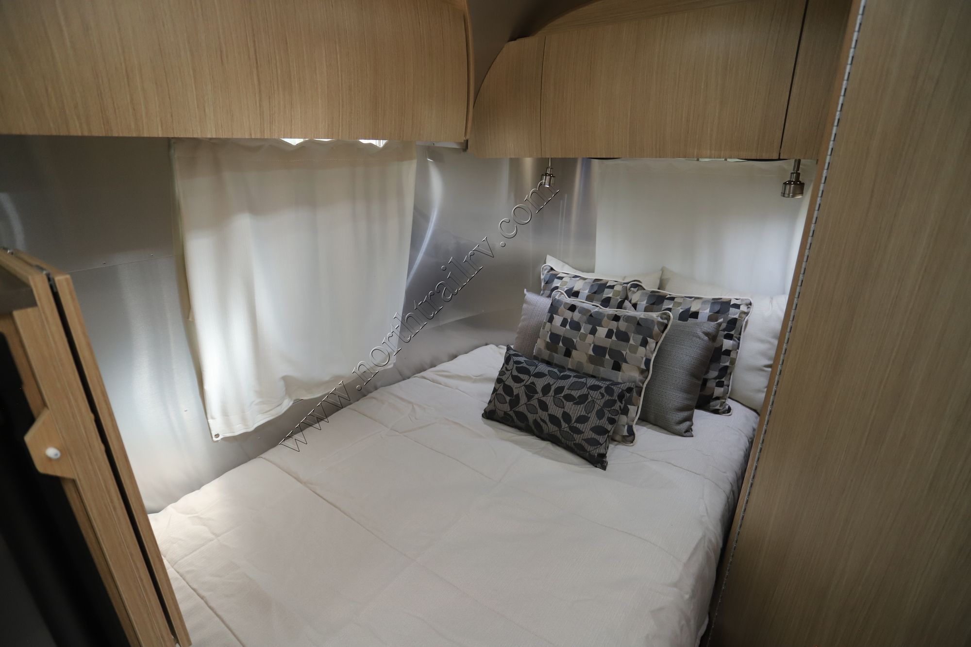 Used 2017 Airstream Flying Cloud 19CNB Travel Trailer  For Sale