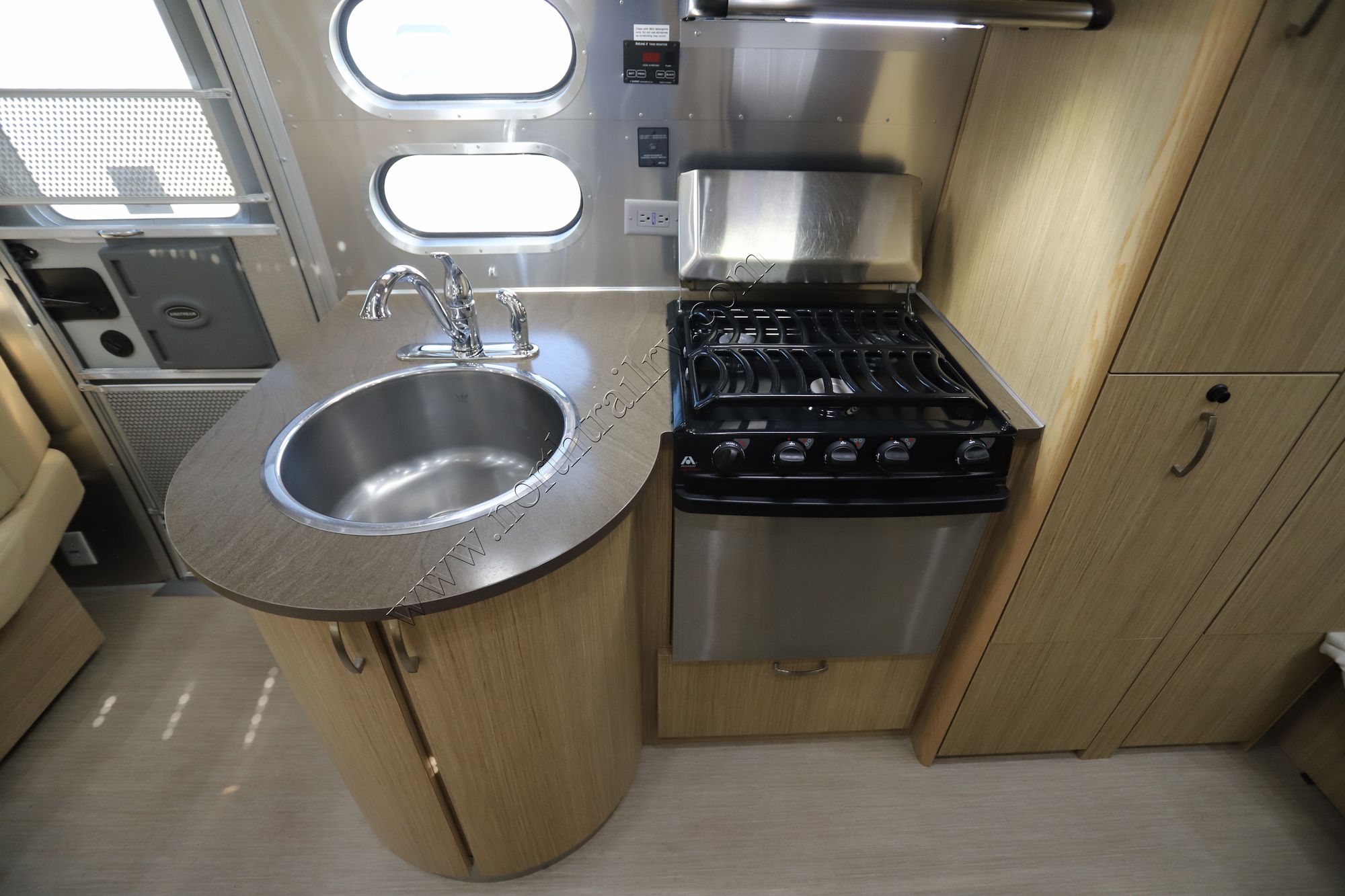 Used 2017 Airstream Flying Cloud 23D Travel Trailer  For Sale