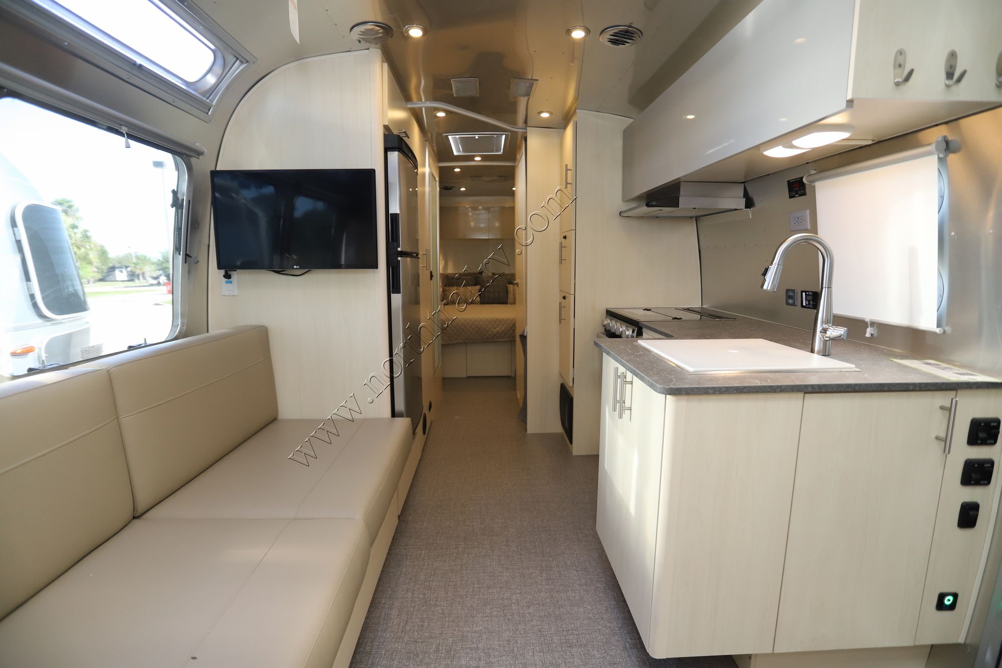 New 2022 Airstream Flying Cloud 27FB Travel Trailer  For Sale