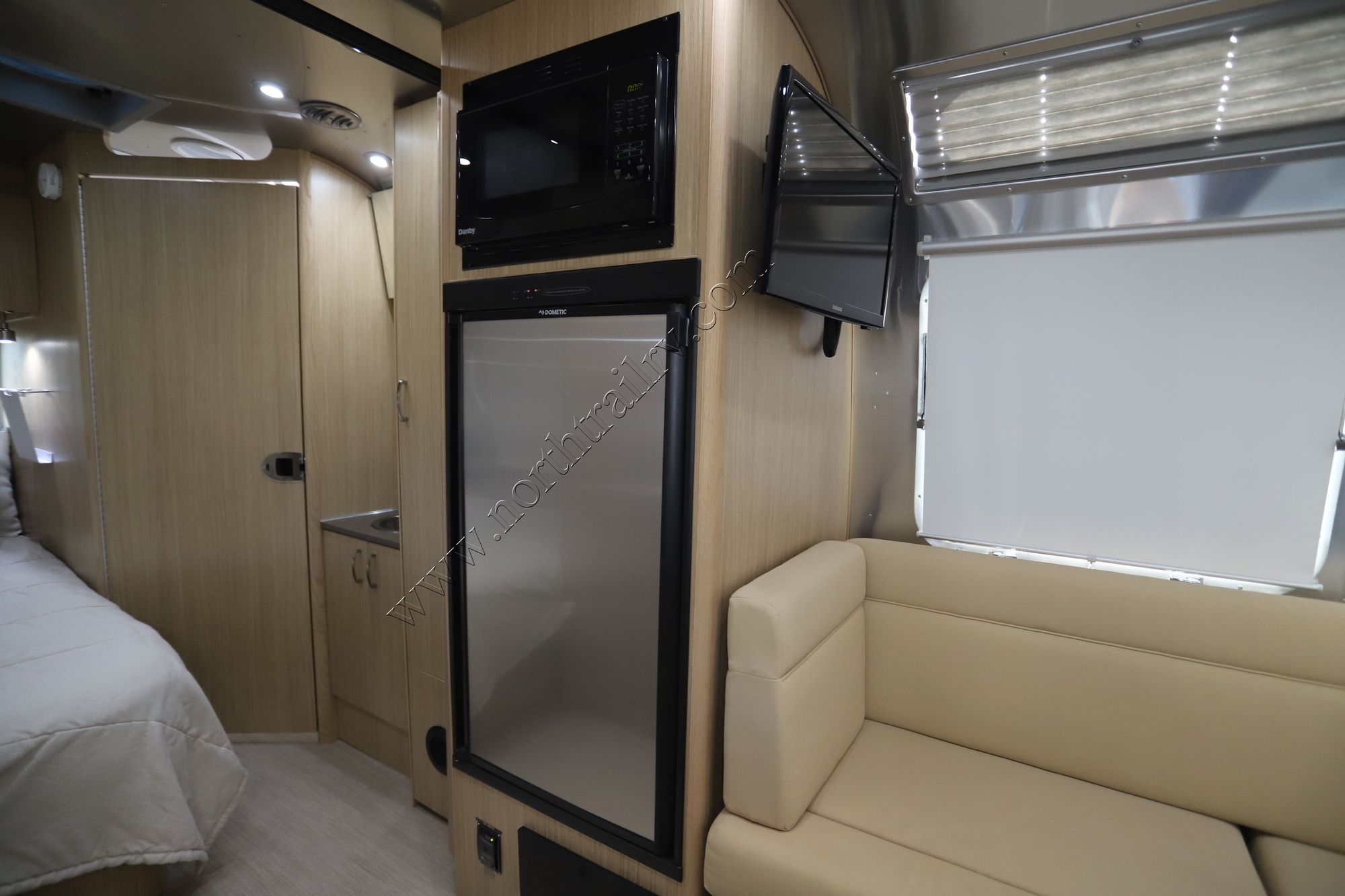 Used 2017 Airstream Flying Cloud 23D Travel Trailer  For Sale