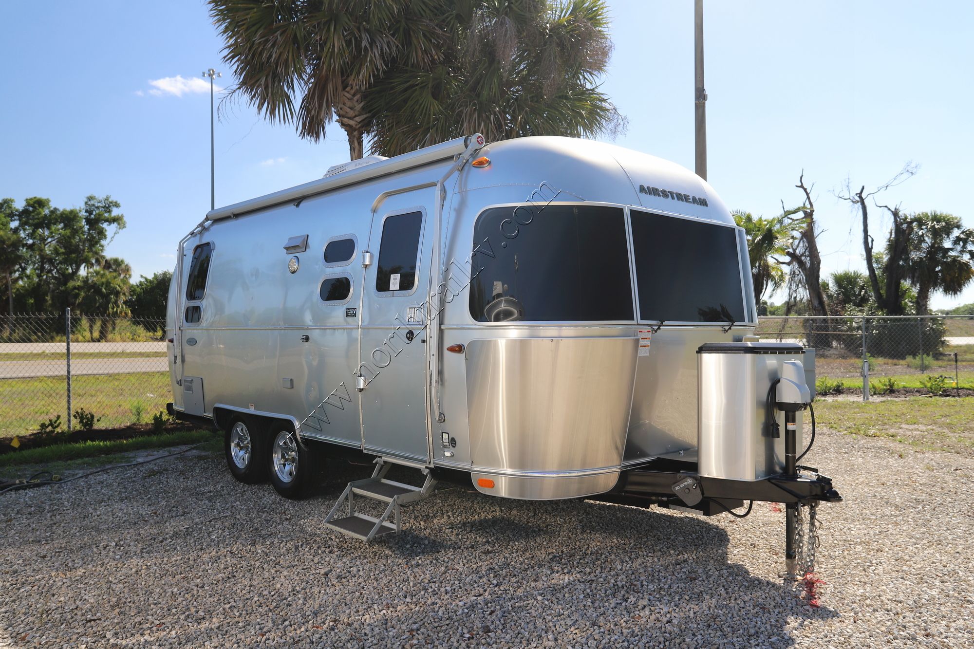 Used 2017 Airstream Flying Cloud 23D Travel Trailer  For Sale