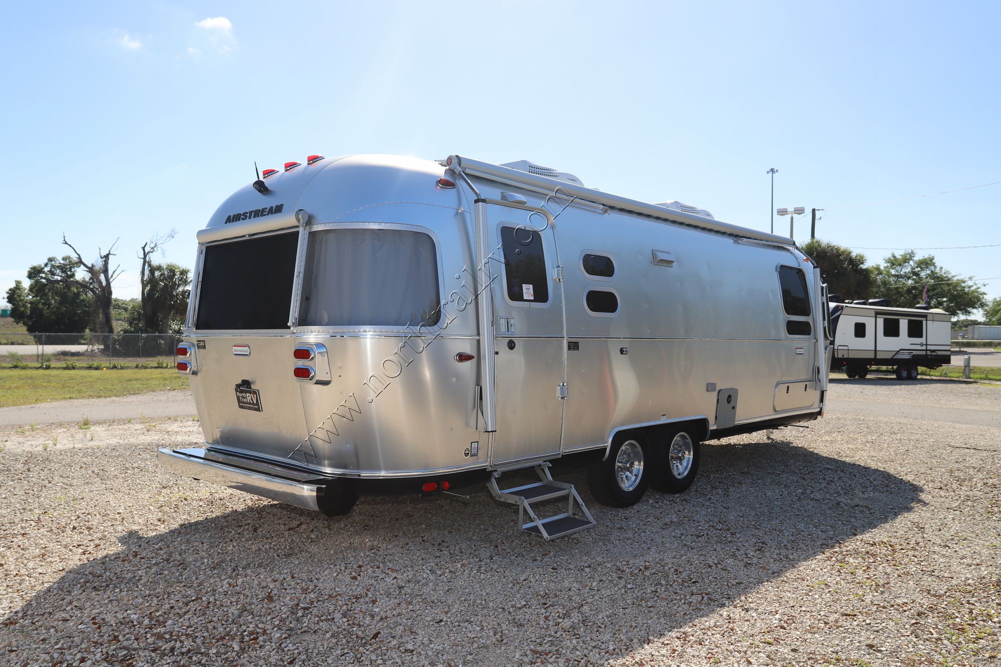 New 2022 Airstream International 27FB Travel Trailer  For Sale