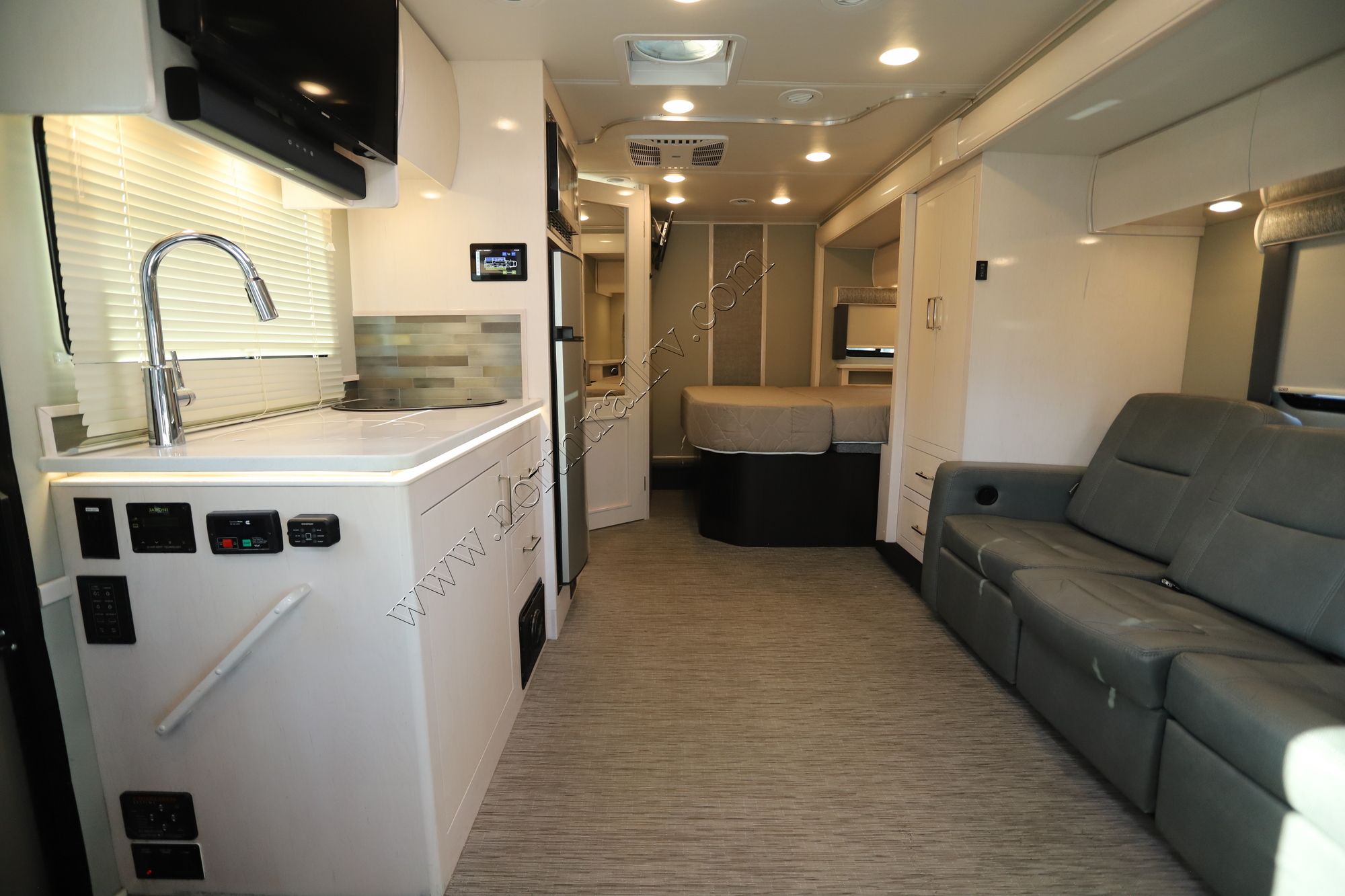 Used 2020 Renegade Rv Vienna 25VFWS Class C  For Sale