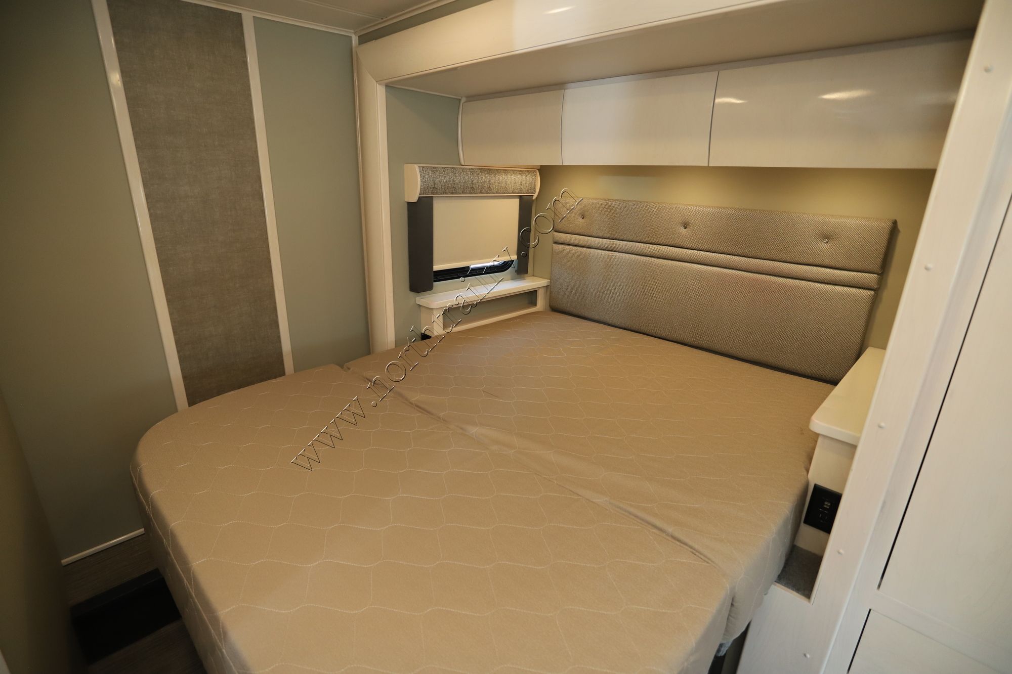 Used 2020 Renegade Rv Vienna 25VFWS Class C  For Sale