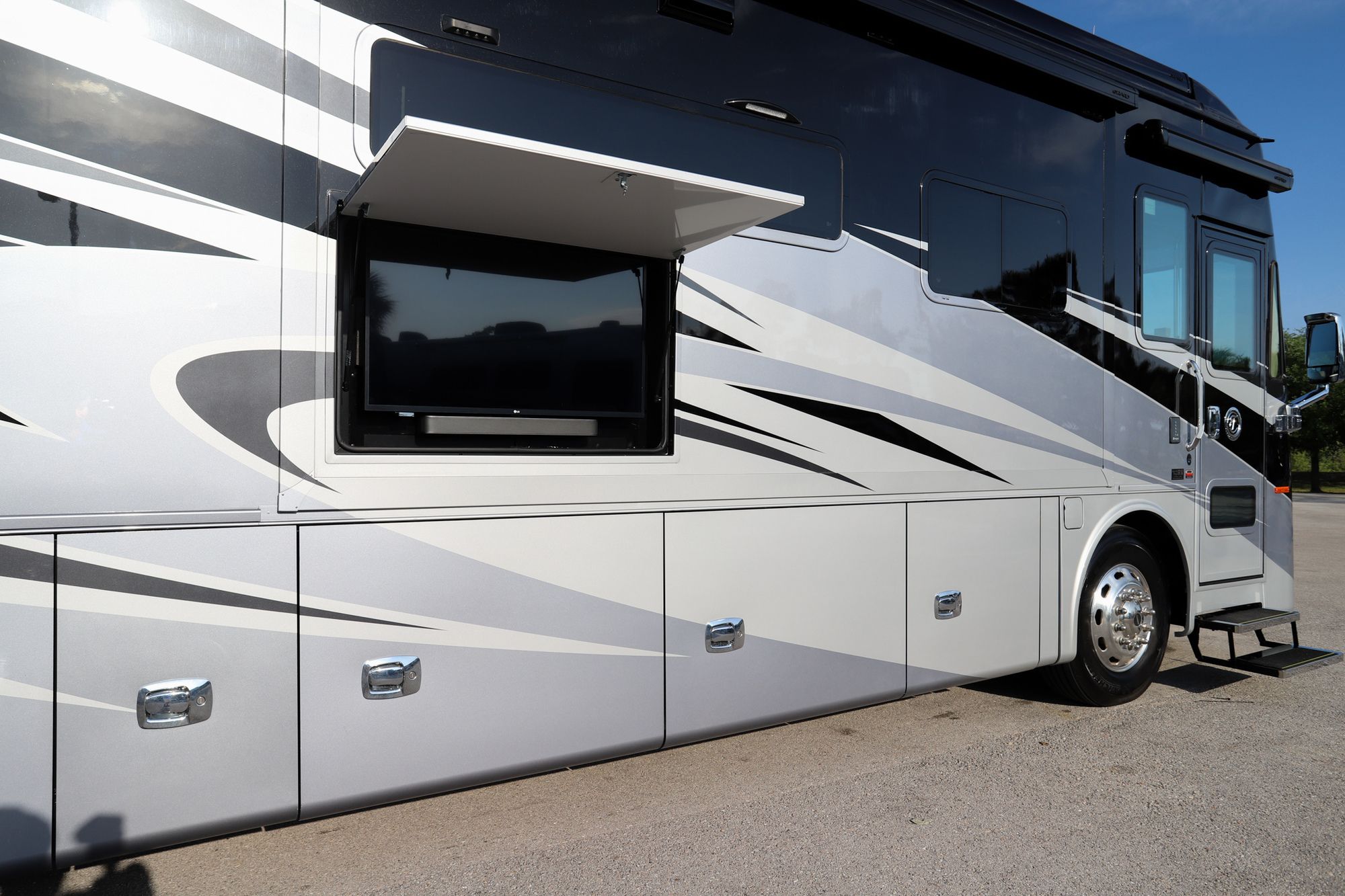 Used 2021 Tiffin Motor Homes Phaeton 40QKH Class A  For Sale