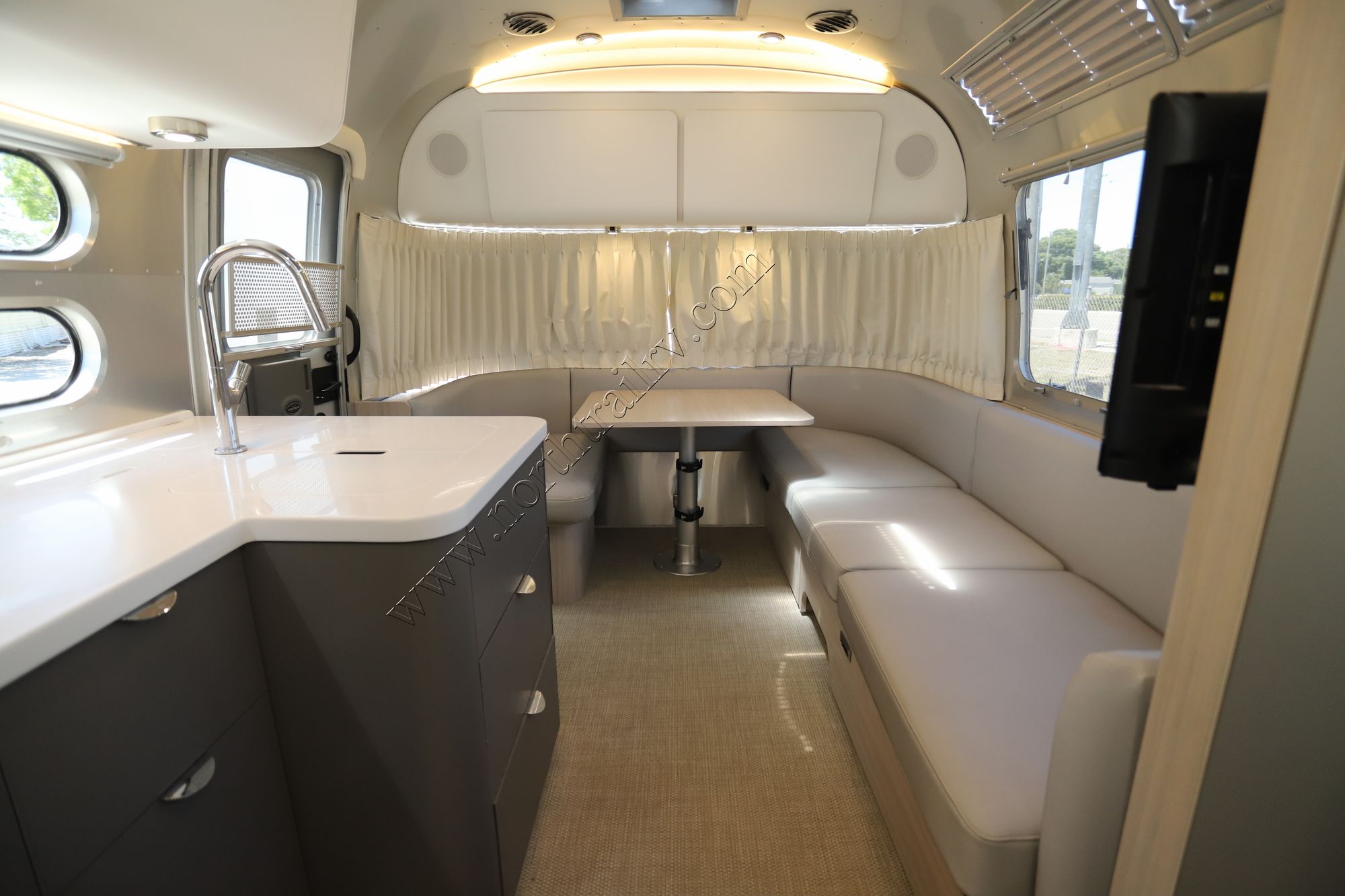 Used 2019 Airstream Globetrotter 27FBQ Travel Trailer  For Sale