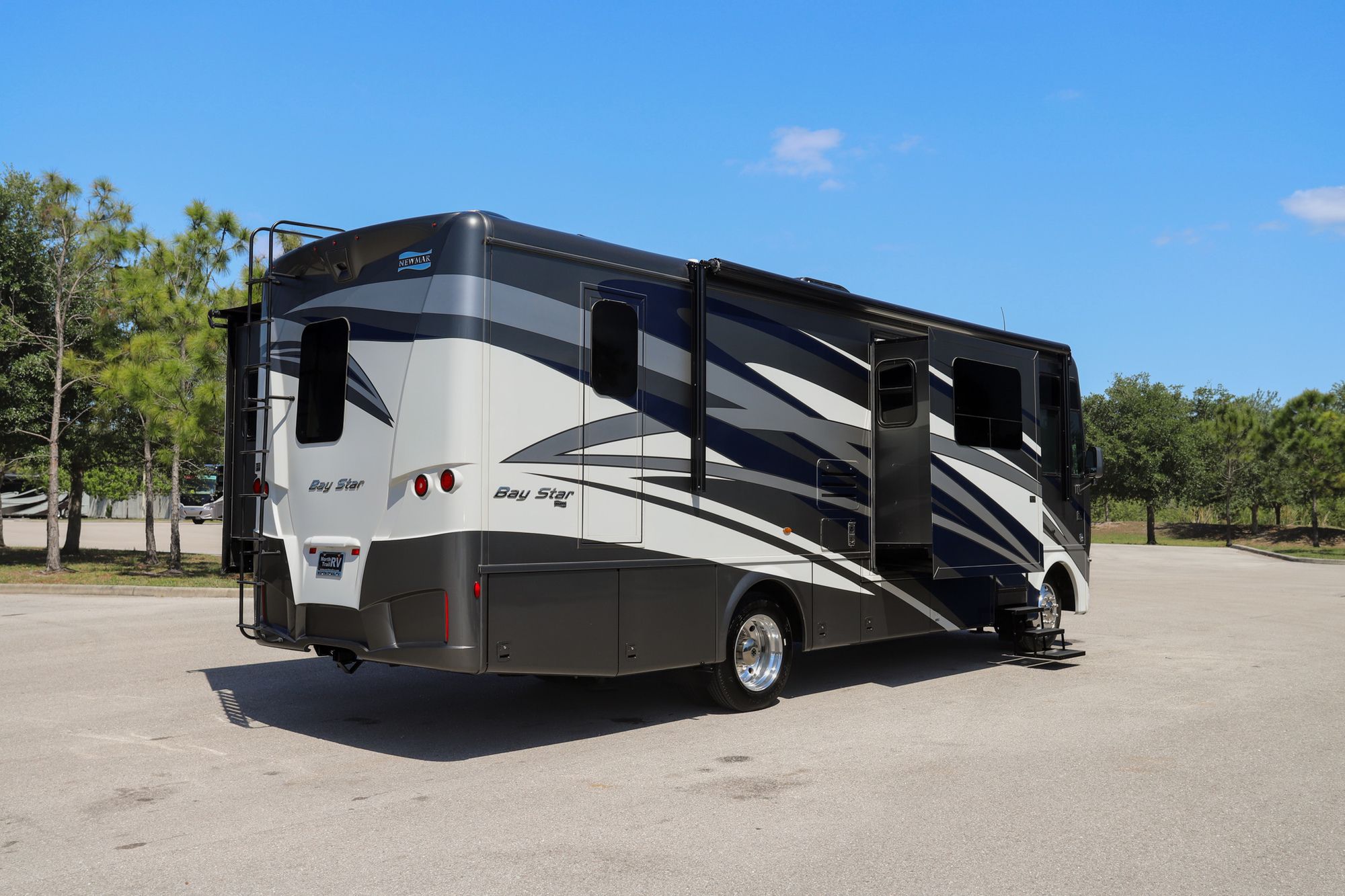 Used 2020 Newmar Bay Star 3005 Class A  For Sale