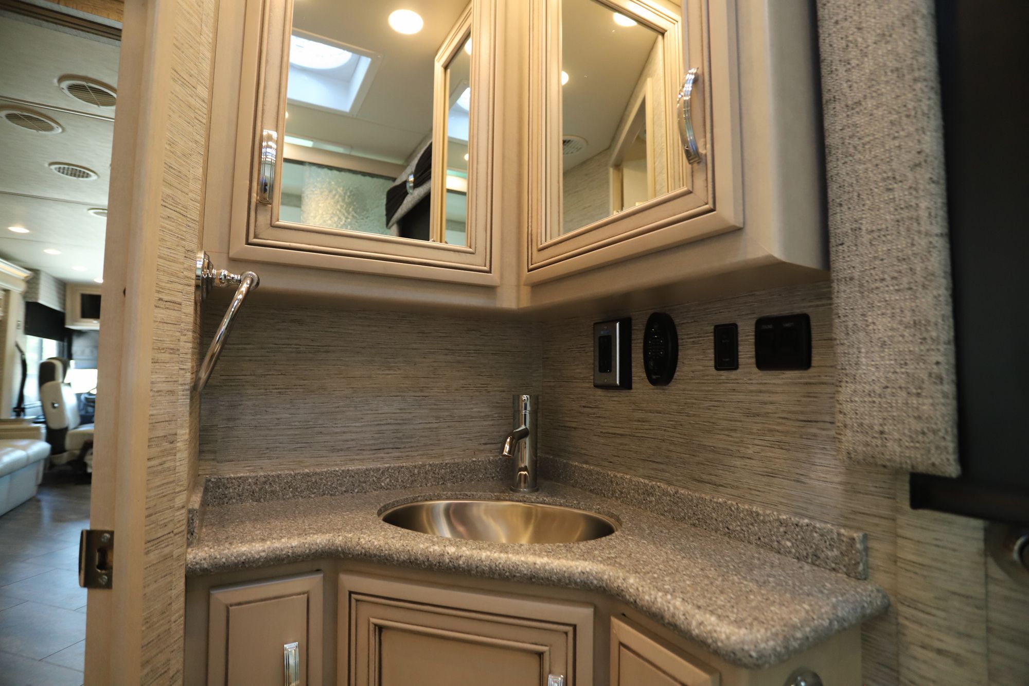 Used 2020 Newmar Bay Star 3005 Class A  For Sale