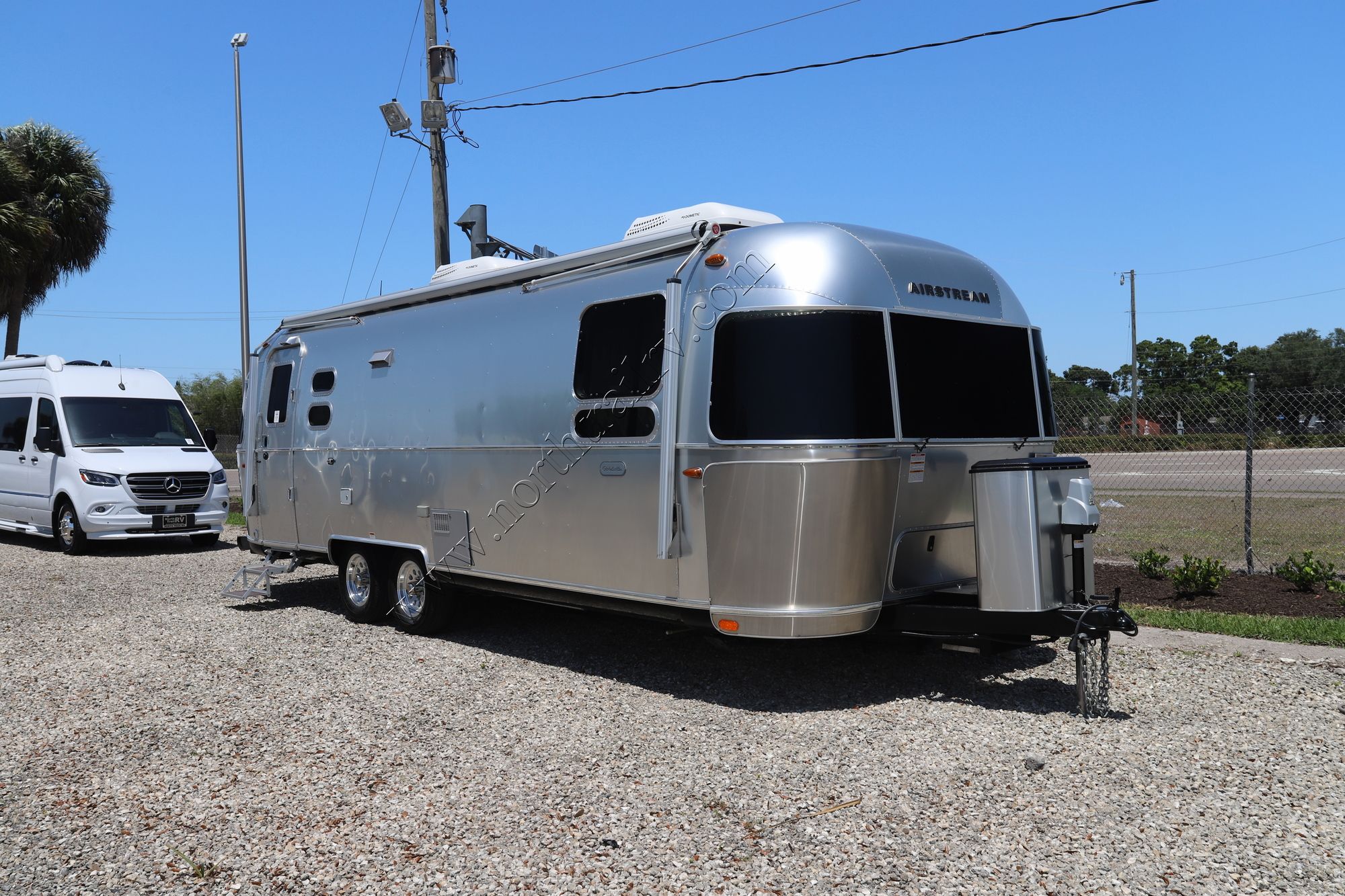 Used 2019 Airstream Globetrotter 27FBQ Travel Trailer  For Sale