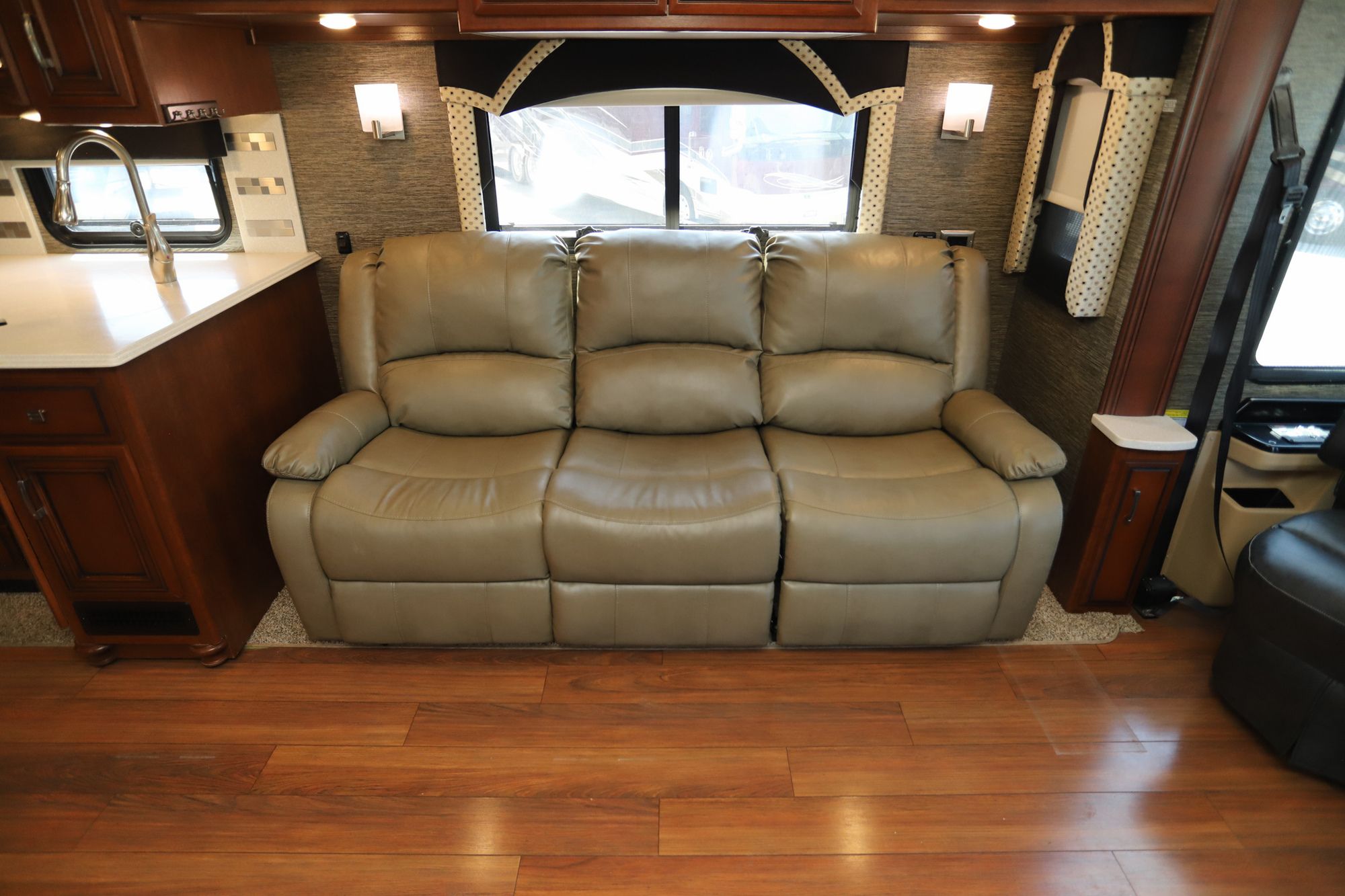 Used 2016 Newmar Ventana Le 4002 Class A  For Sale