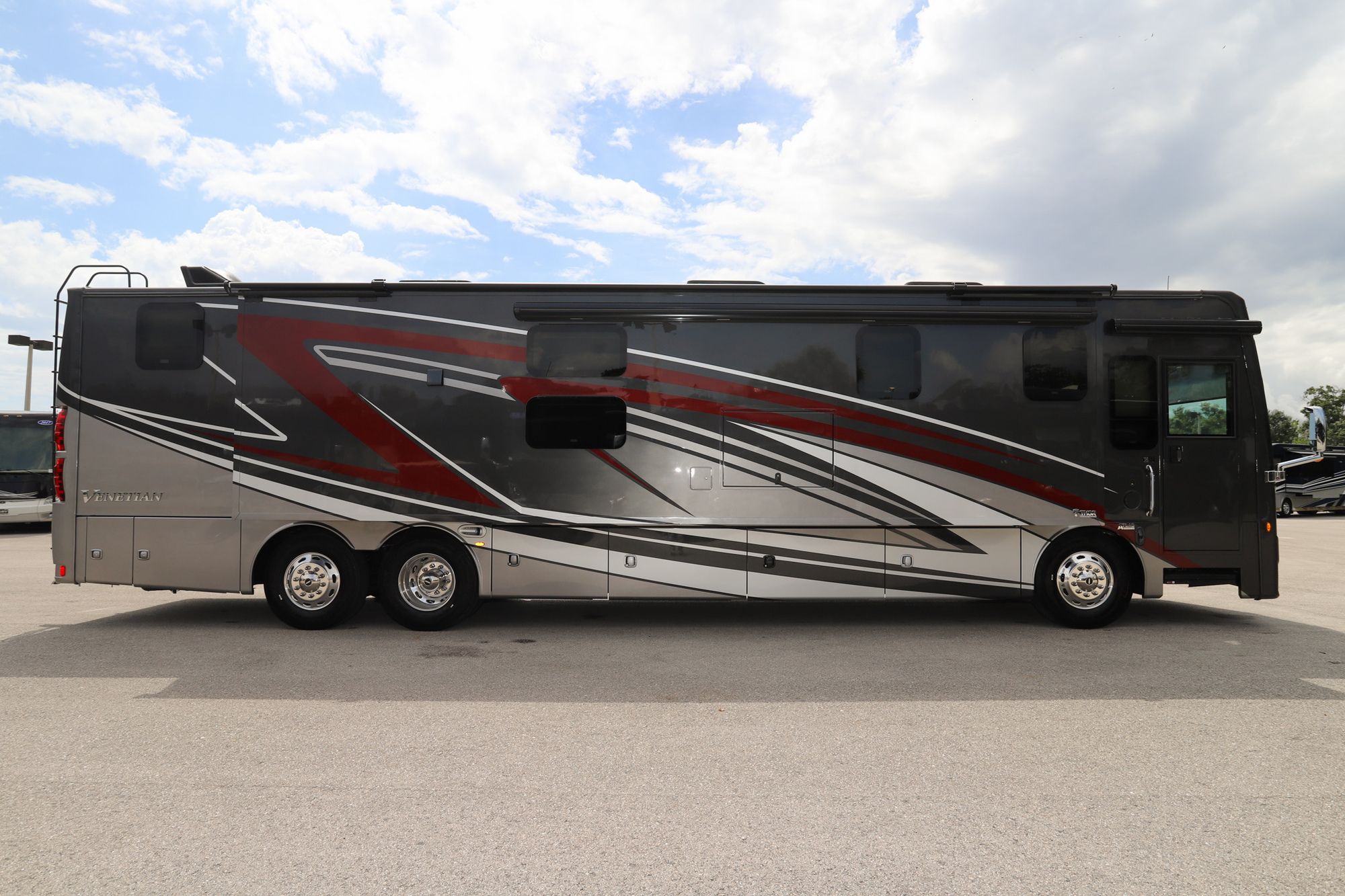 New 2023 Thor Venetian B42 Class A  For Sale