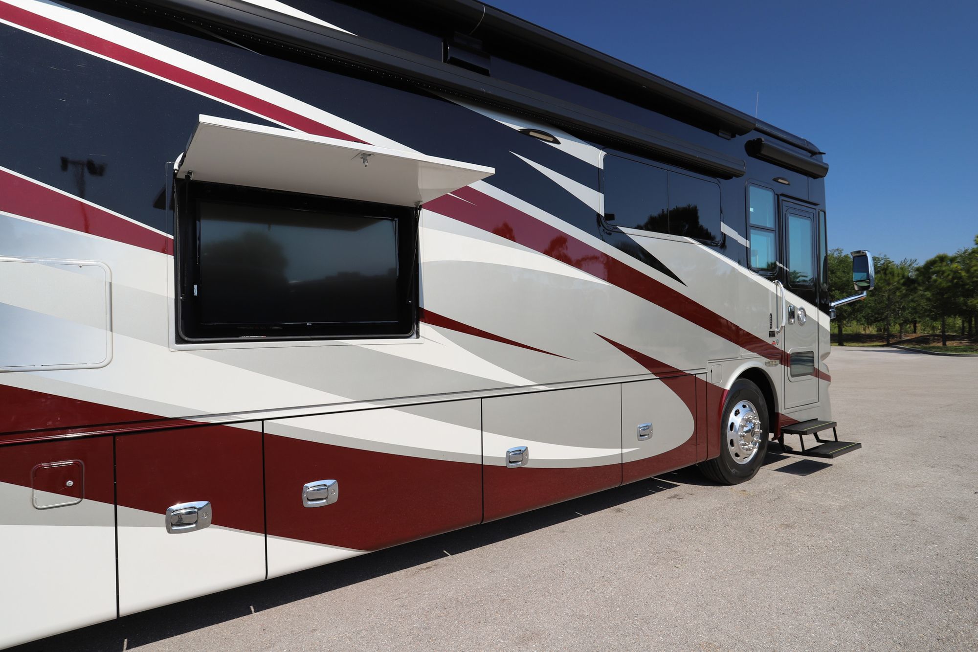 Used 2017 Tiffin Motor Homes Phaeton 40AH Class A  For Sale