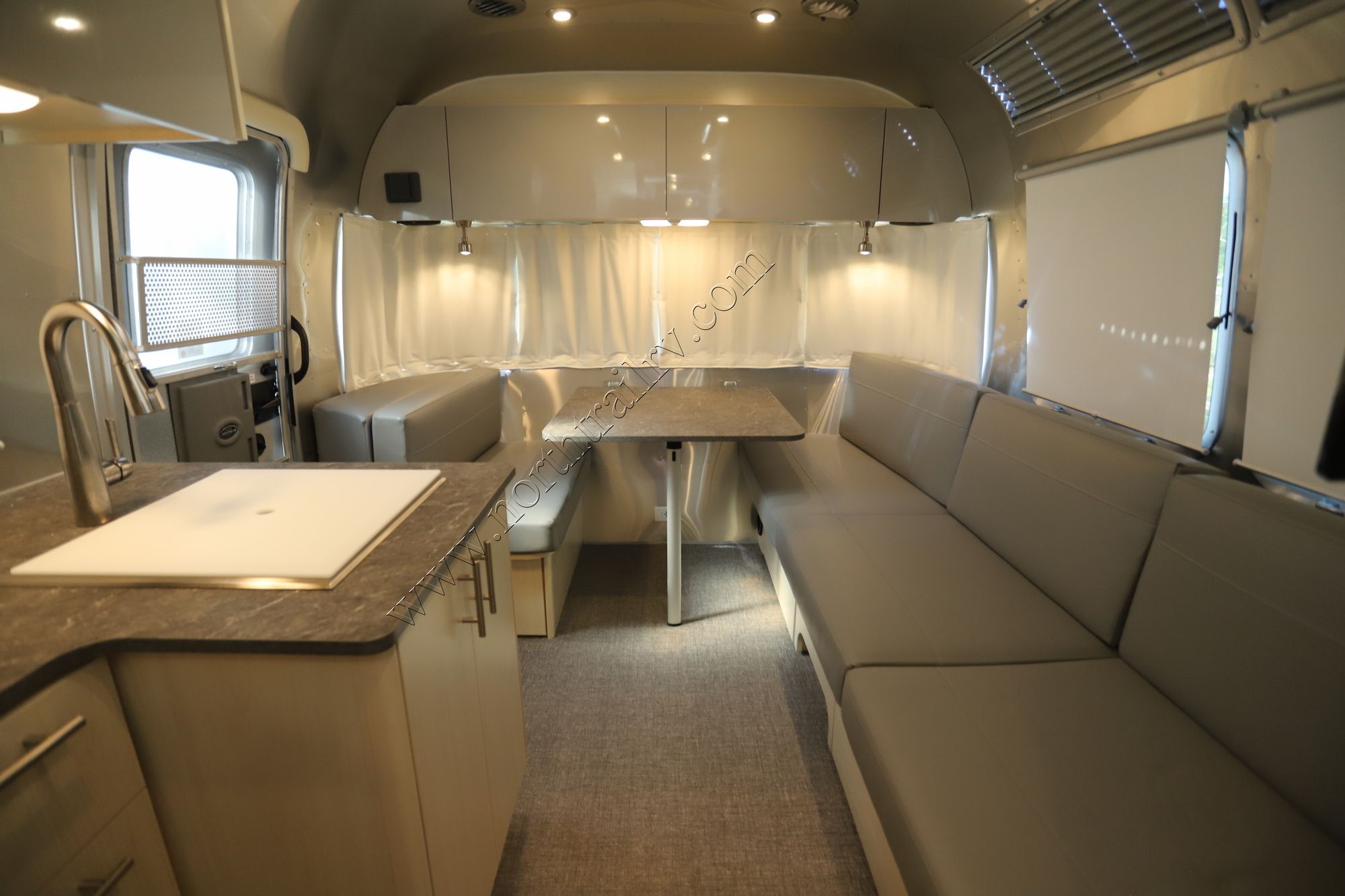 New 2022 Airstream Flying Cloud 25FBT Travel Trailer  For Sale