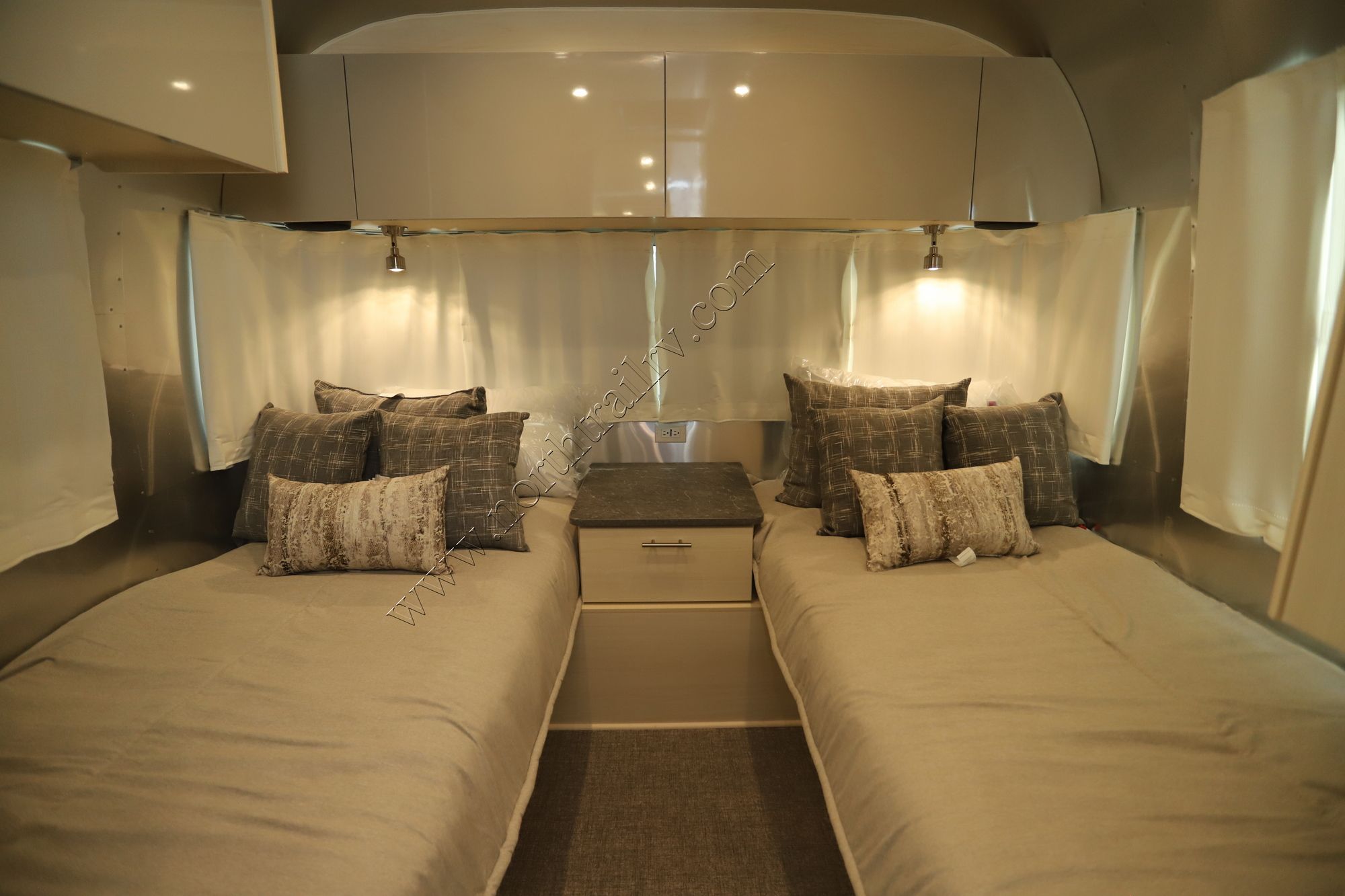 New 2022 Airstream Flying Cloud 25FBT Travel Trailer  For Sale