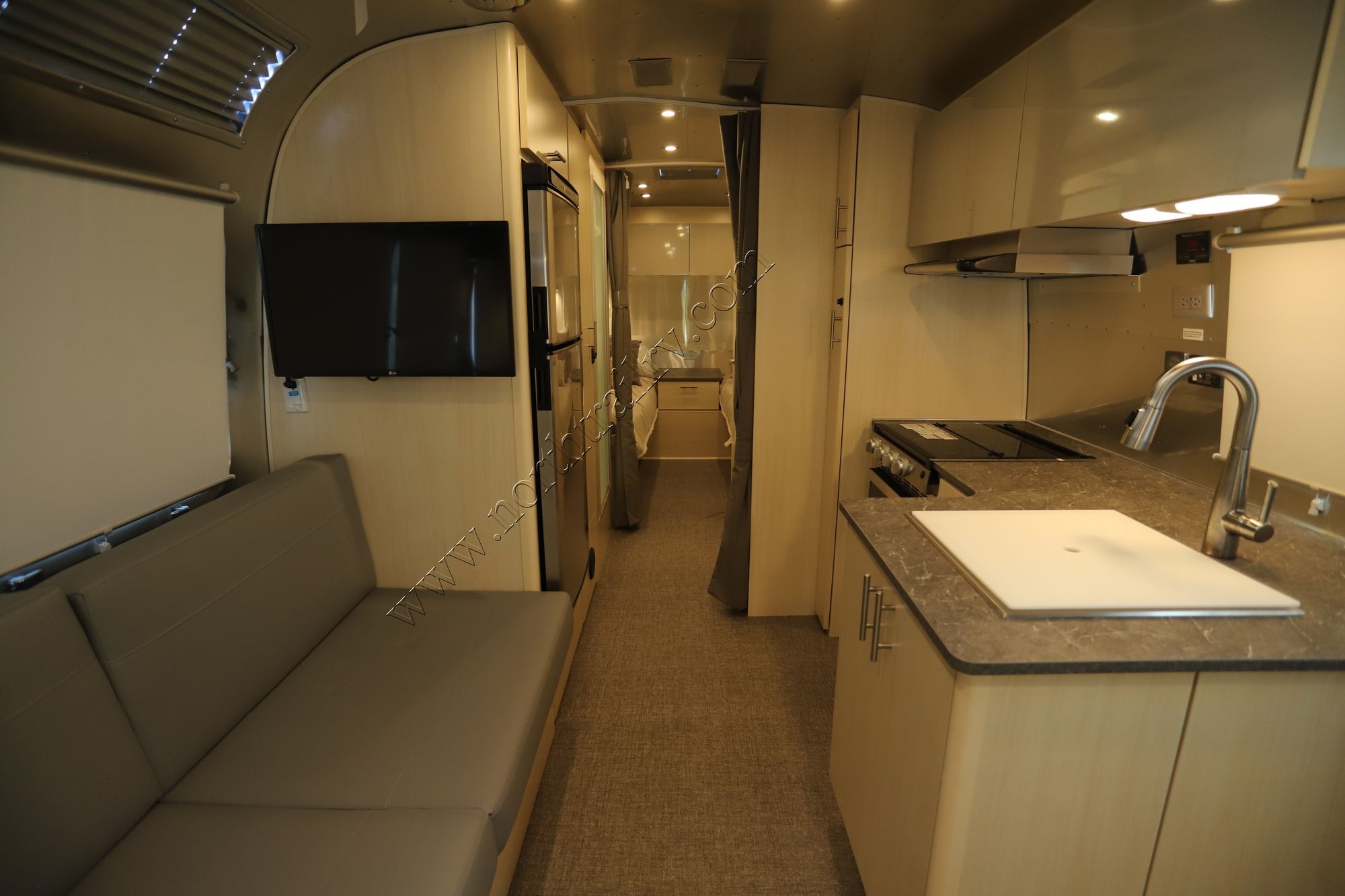 New 2022 Airstream Flying Cloud 25FBT Travel Trailer  For Sale