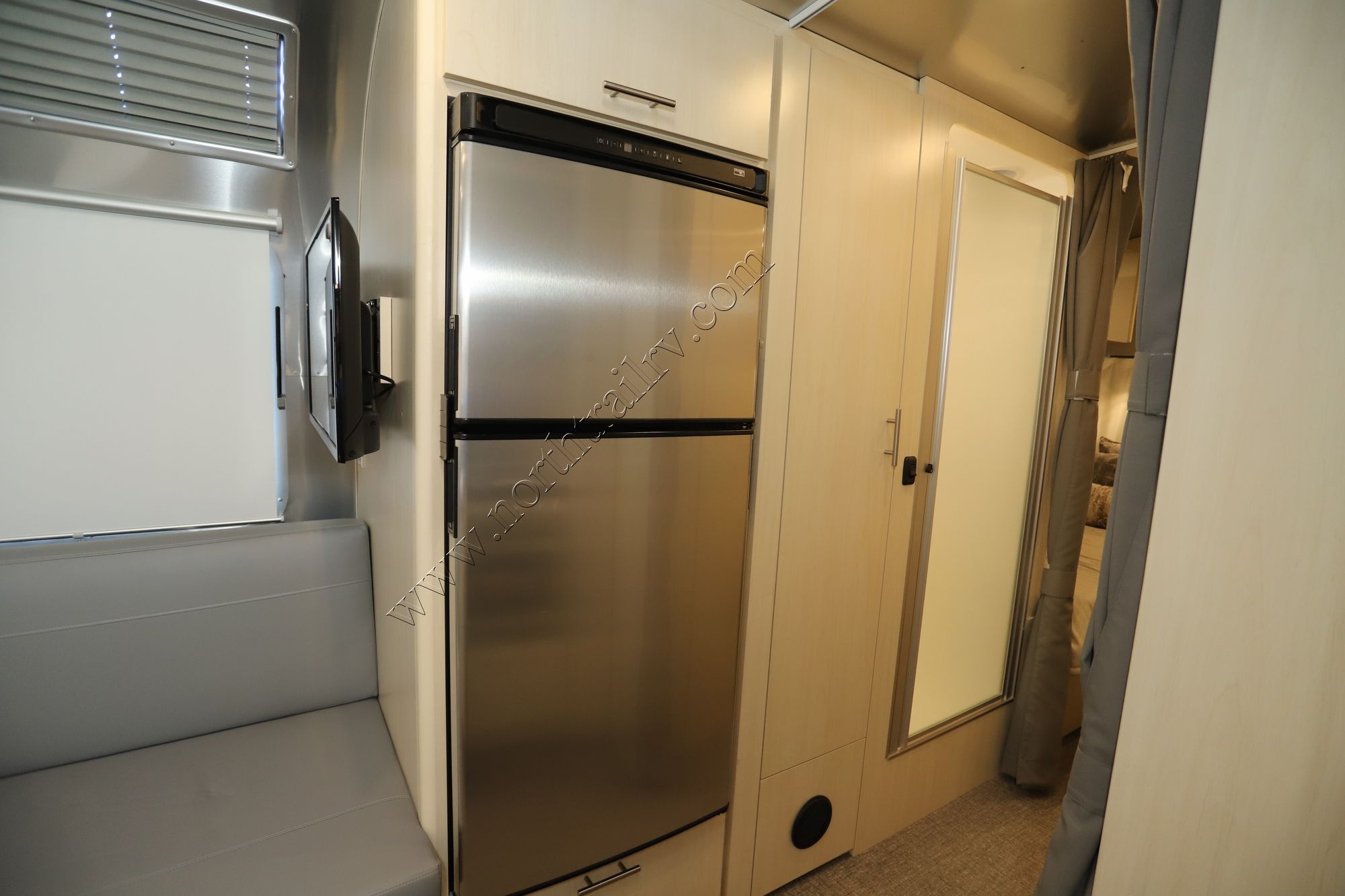 New 2022 Airstream Flying Cloud 25FBT Travel Trailer  For Sale