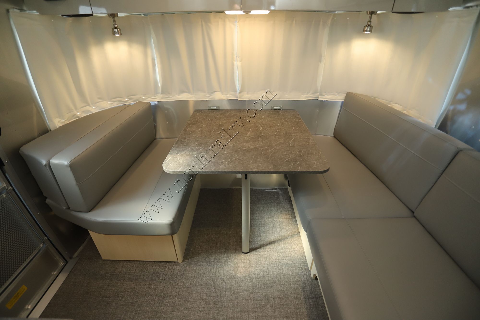 New 2022 Airstream Flying Cloud 25FBT Travel Trailer  For Sale