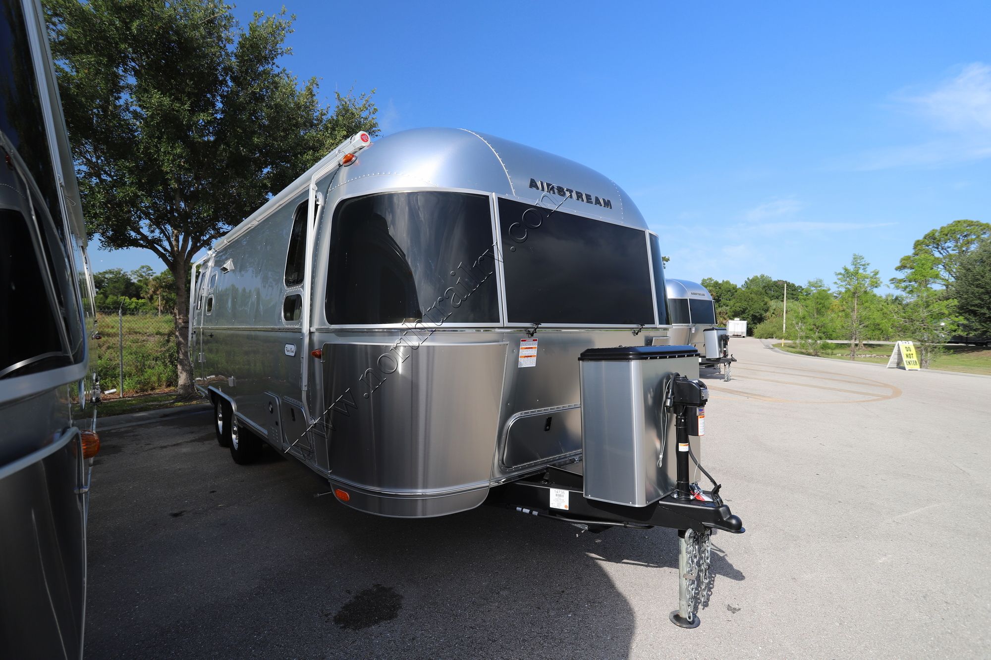 New 2022 Airstream Flying Cloud 25FBT Travel Trailer  For Sale