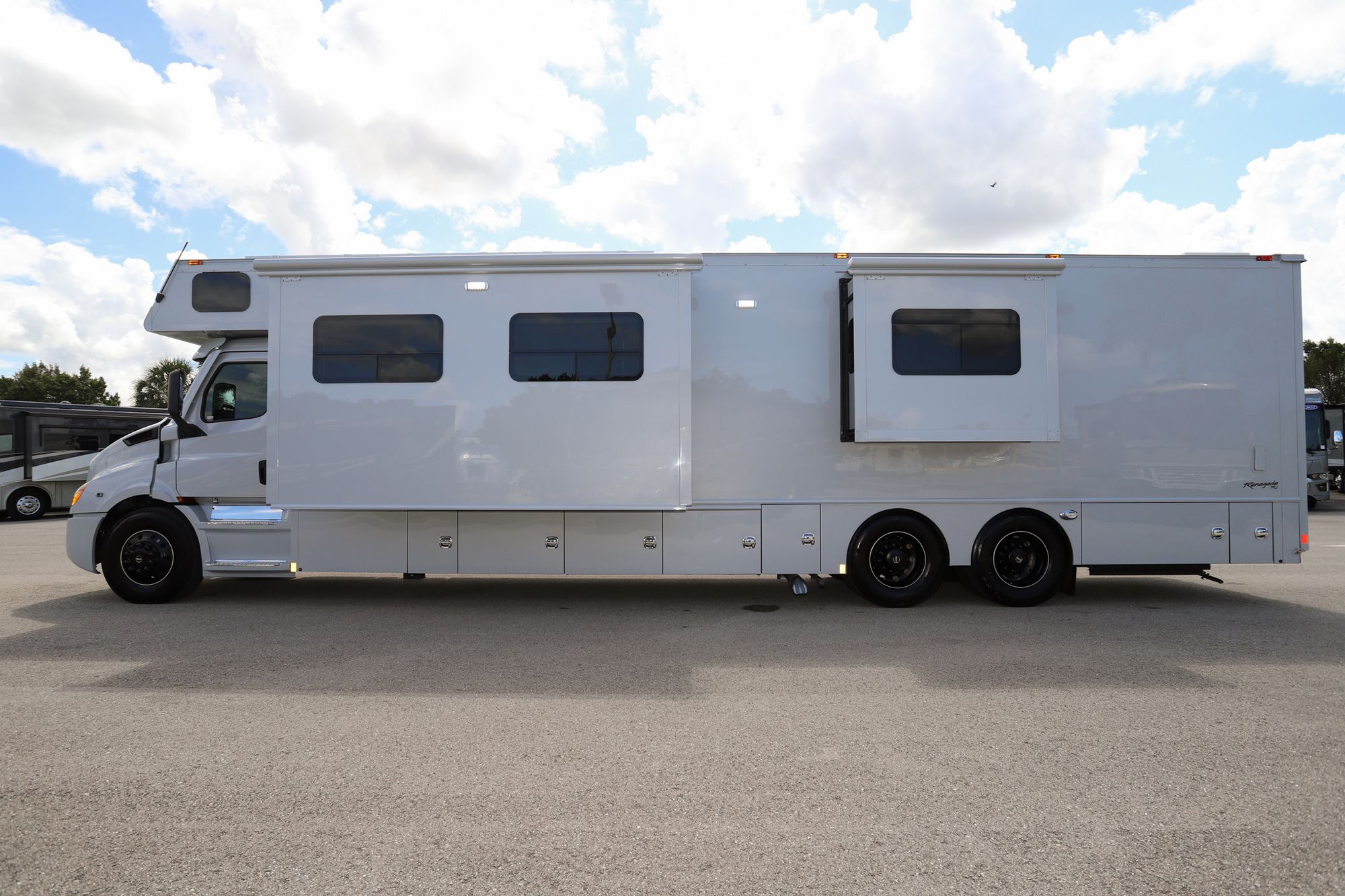 New 2022 Renegade Rv Classic Garage 2609 Super C  For Sale